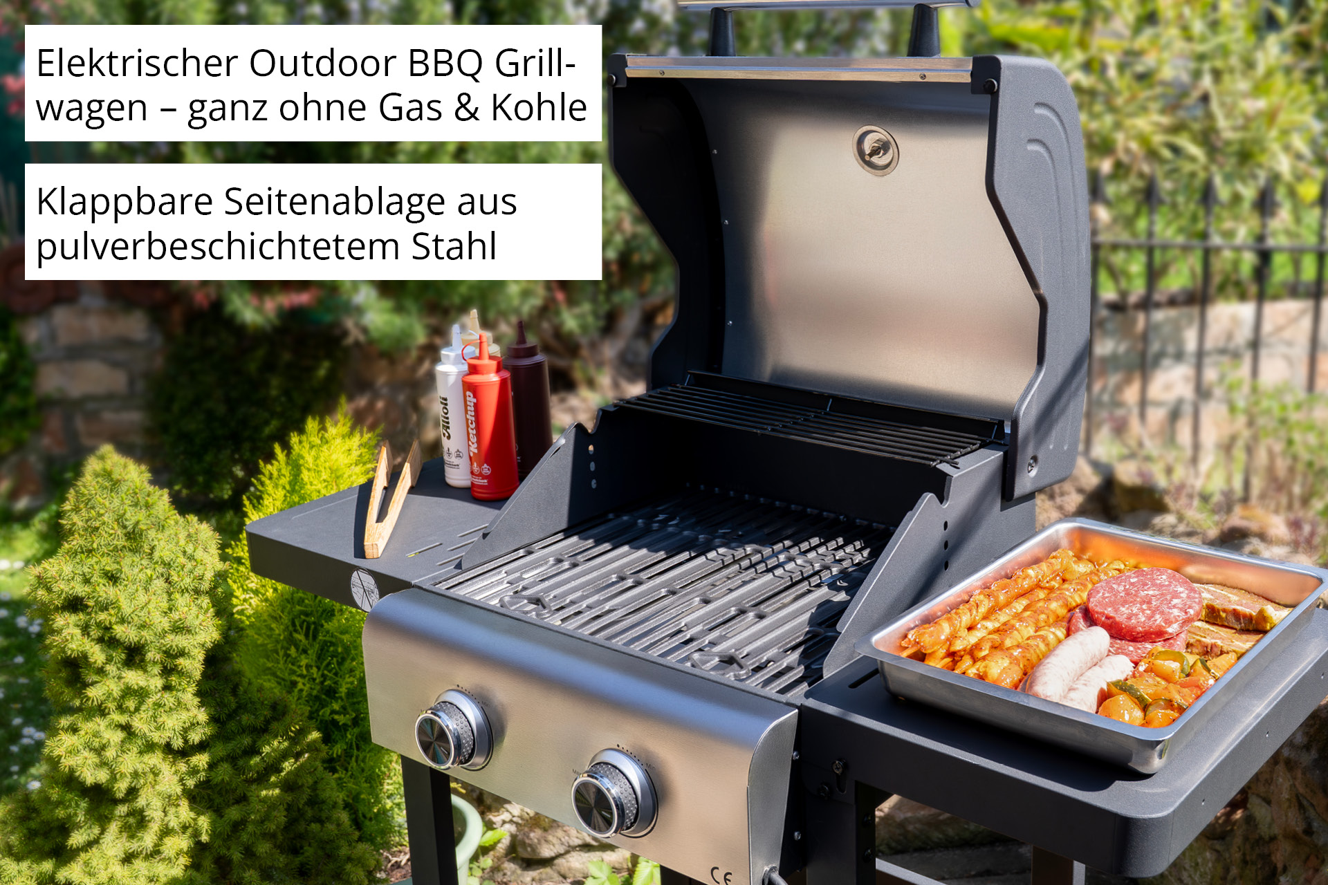 Ein offener Elektro-Grill mit Fleisch und Soßen auf dem Tisch im Garten.