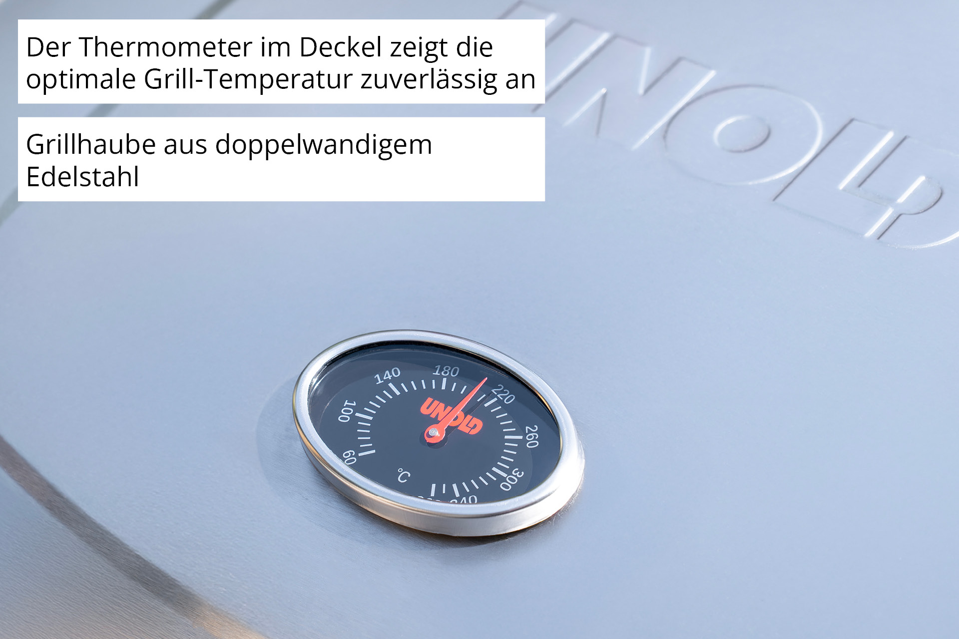 Ein Grillthermometer auf einer Edelstahloberfläche zeigt die Temperatur an.