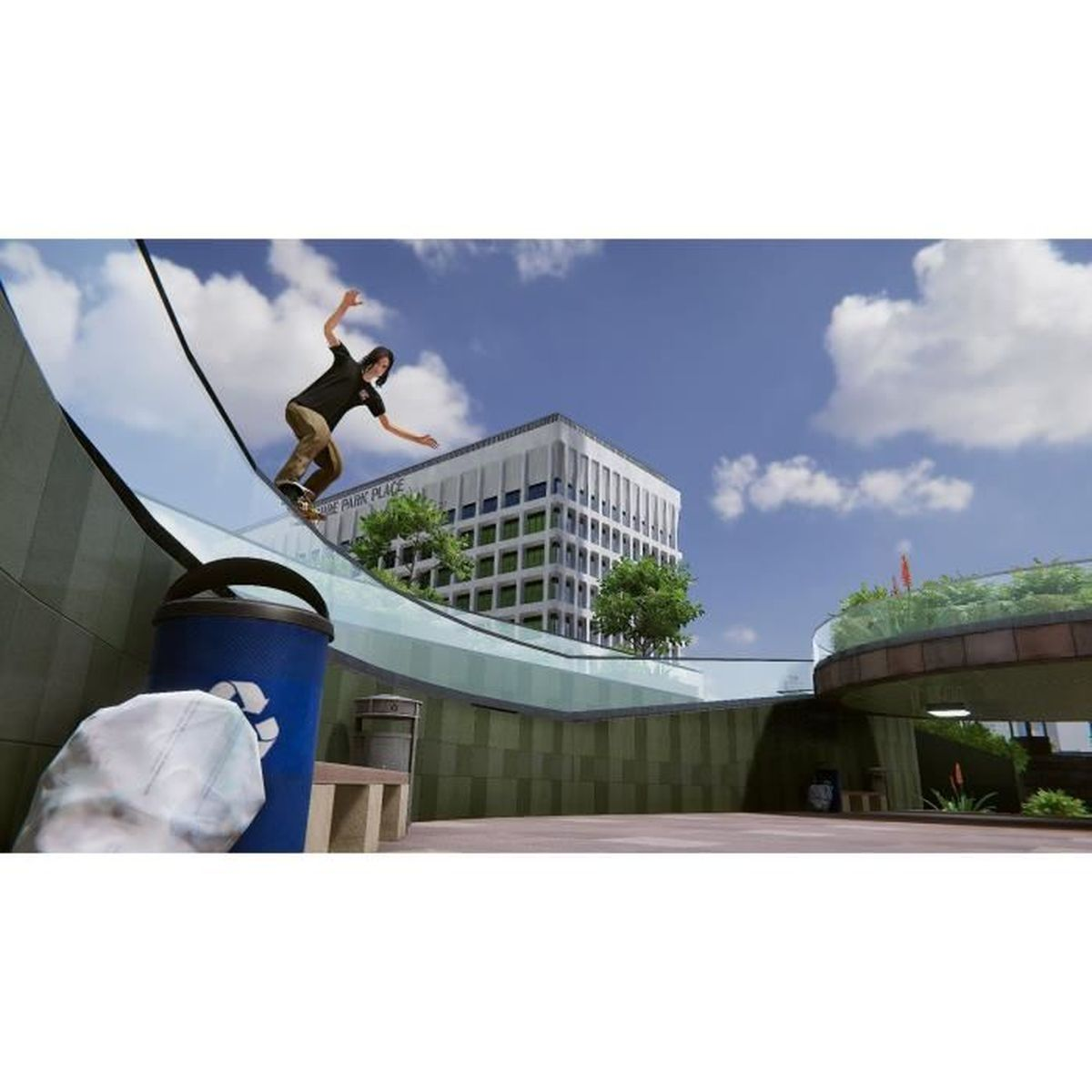 Ein Skateboarder fährt auf einer Rampe vor einem Hochhaus. Blau-weißer Himmel.