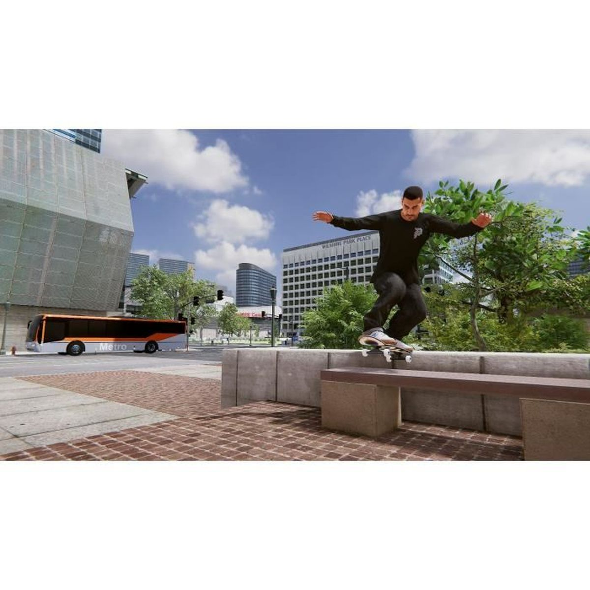 Ein Skateboarder fährt auf einer Bank in einer Stadt mit einem Bus und Gebäuden im Hintergrund.