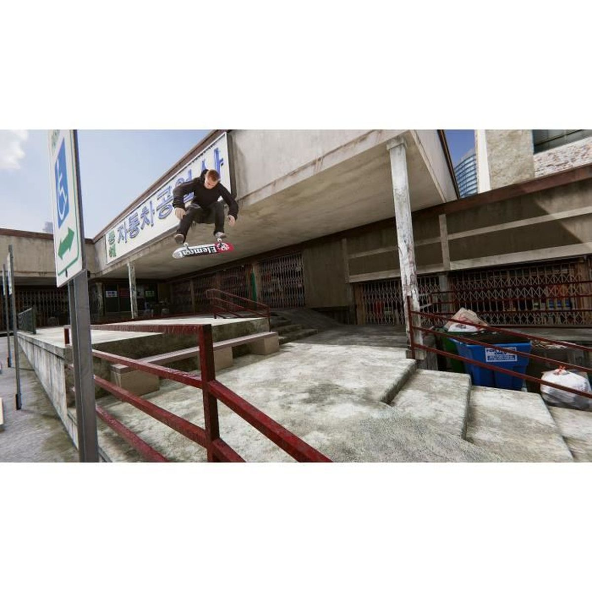 Ein Skateboarder springt in der Luft vor einem Gebäude mit Rollläden.
