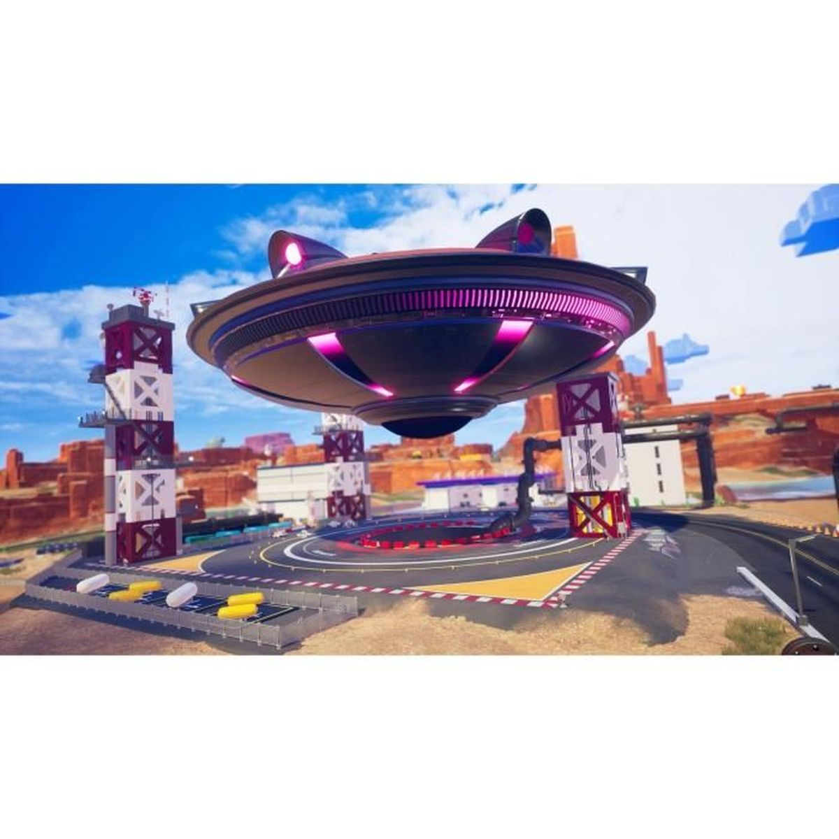 Un UFO futuristico incombe su una pista da corsa con torri in un paesaggio desertico.