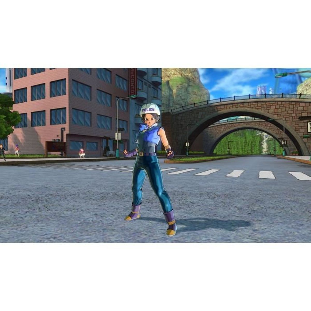 Una donna in uniforme blu da poliziotta con casco sta in una strada davanti a un ponte.