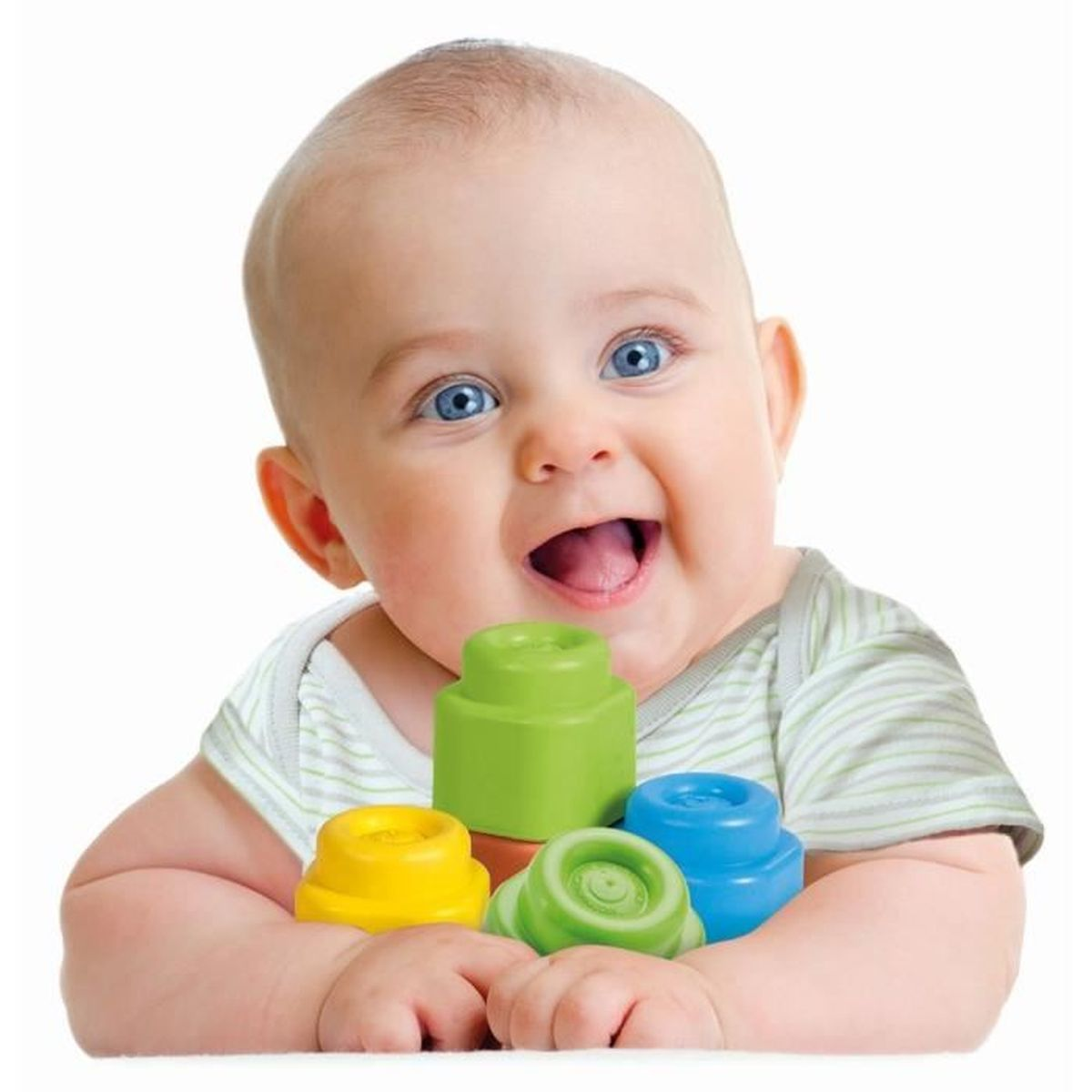 Ein Baby mit blauen Augen lacht und hält bunte Bausteine.