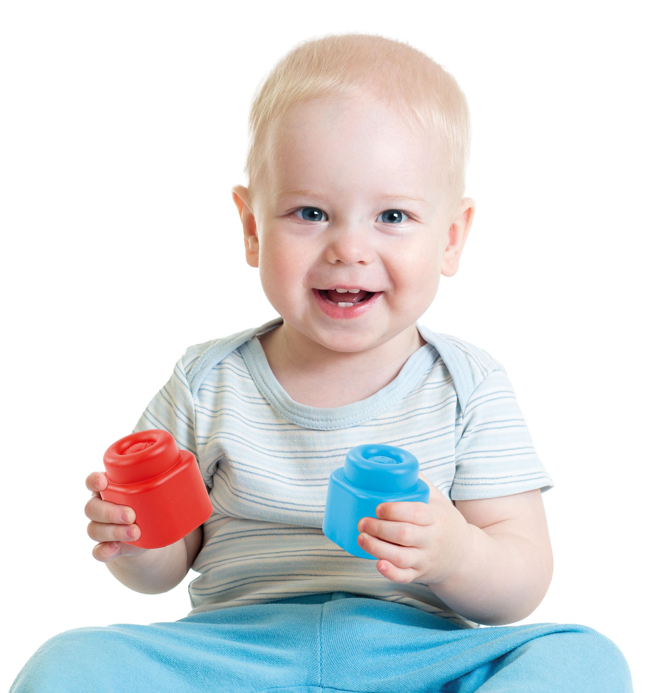 Ein lächelndes Baby hält einen roten und einen blauen Baustein.