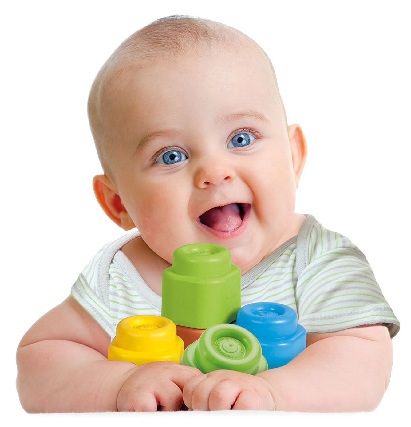 Ein glückliches Baby mit blauen Augen lächelt und hält bunte Bausteine: grün, gelb, blau.