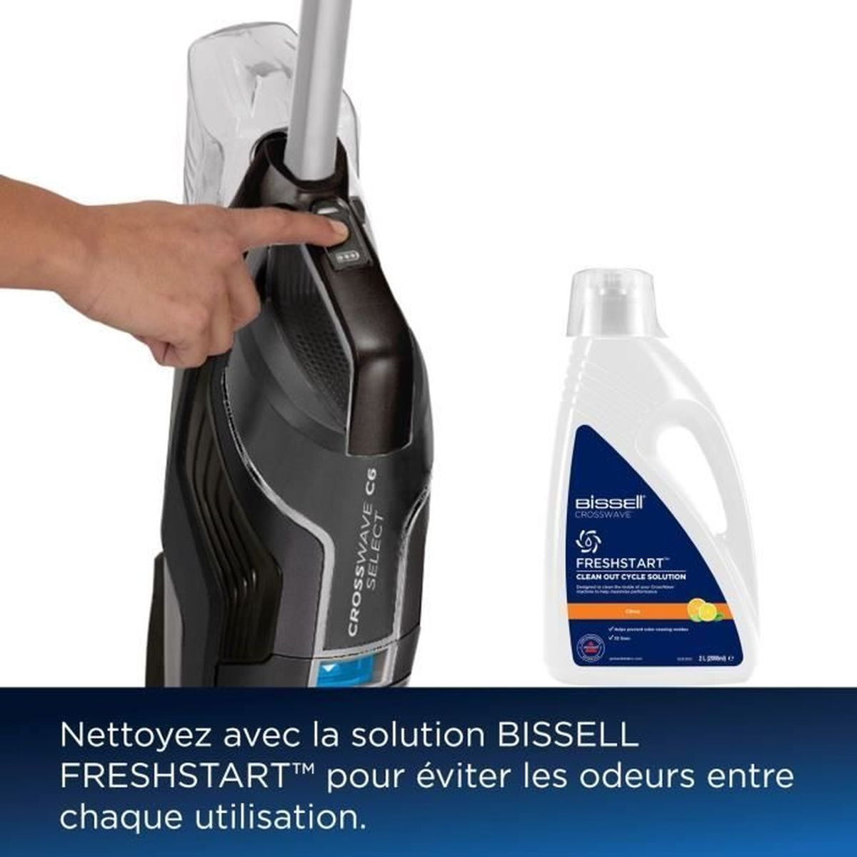 Un doigt appuie sur un aspirateur noir à côté d'une bouteille de solution nettoyante.