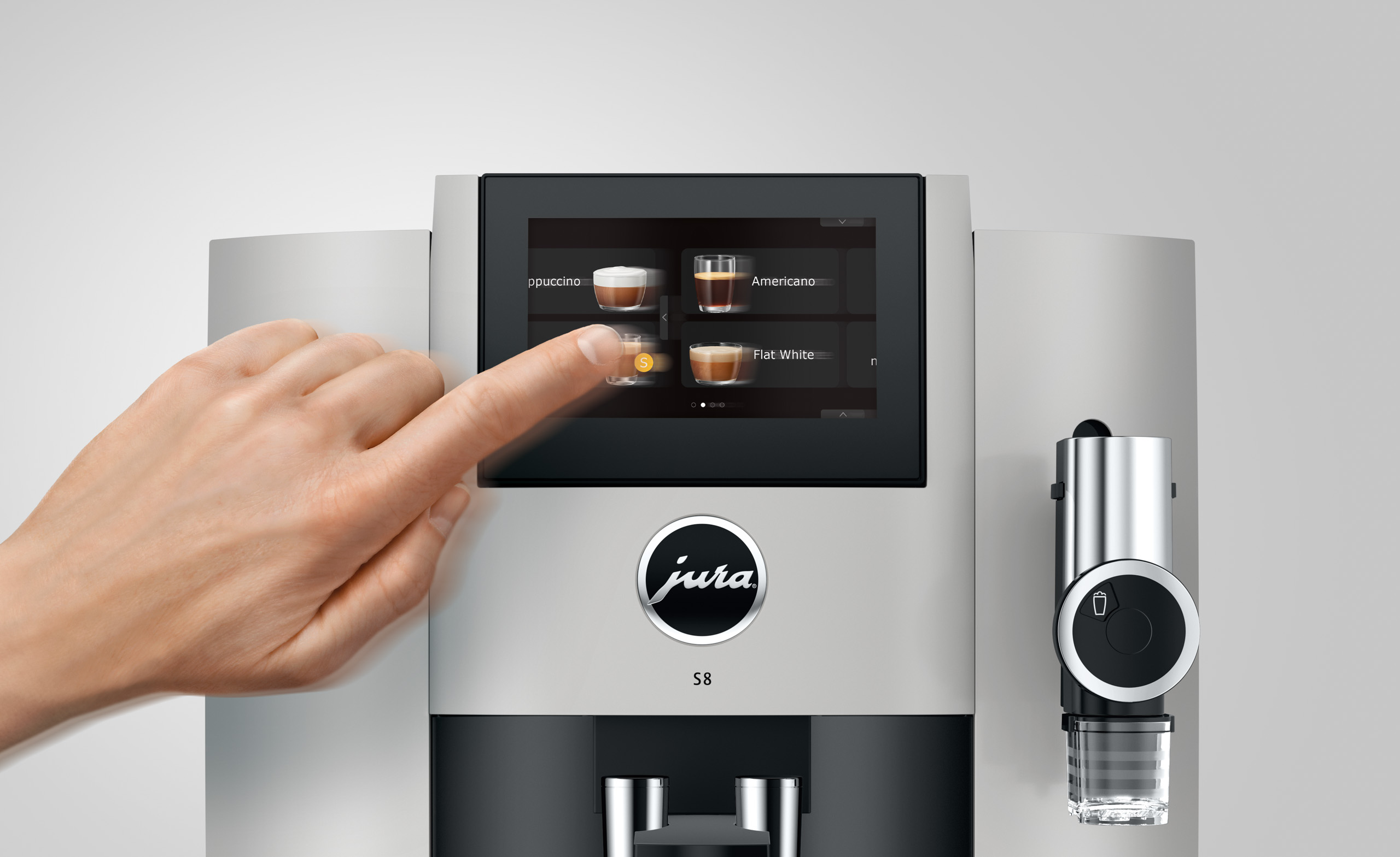 Una mano tocca il display touchscreen di una macchina da caffè con opzioni caffè.