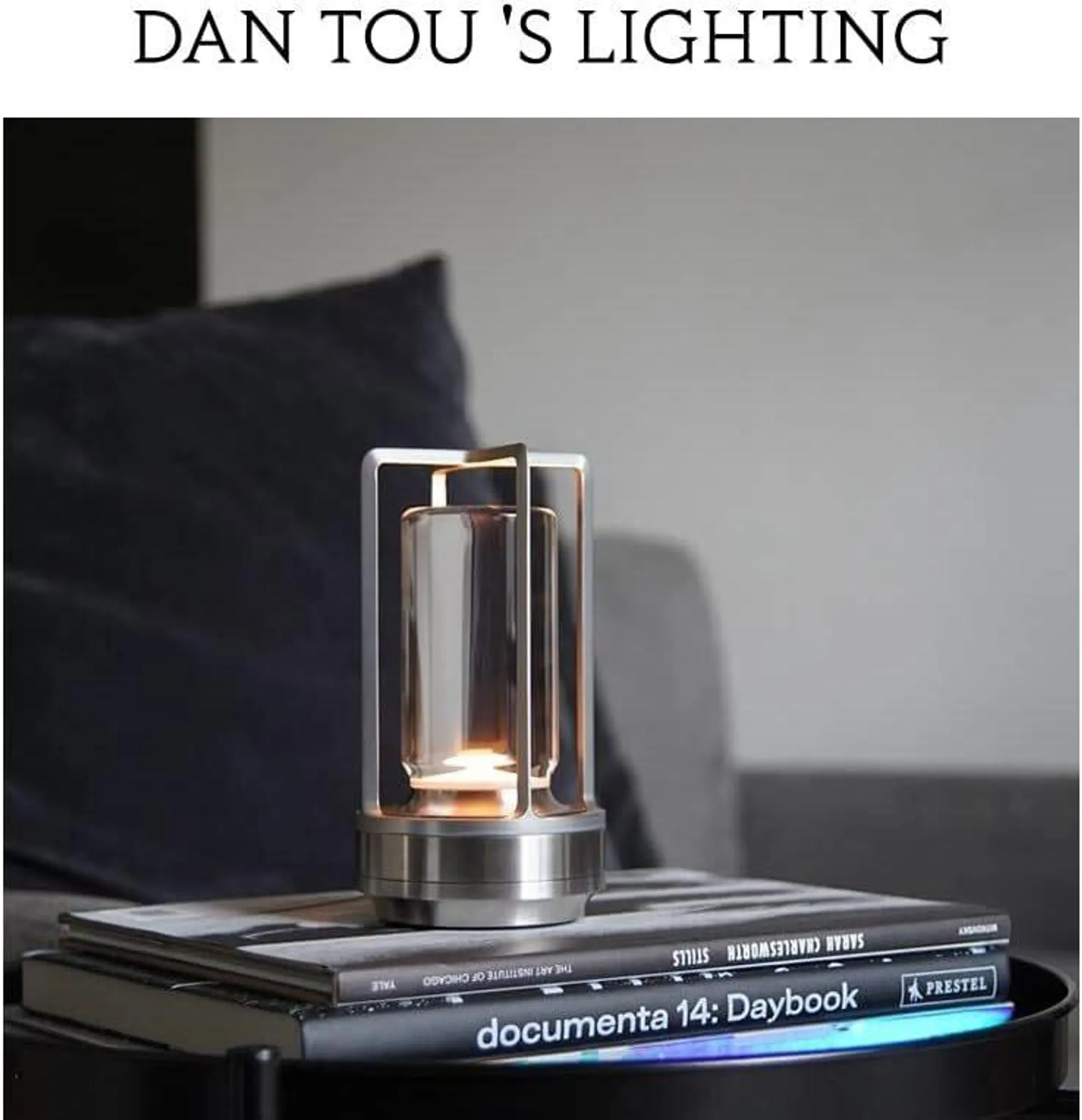 Eine moderne silberne Laternenlampe steht auf gestapelten Büchern.