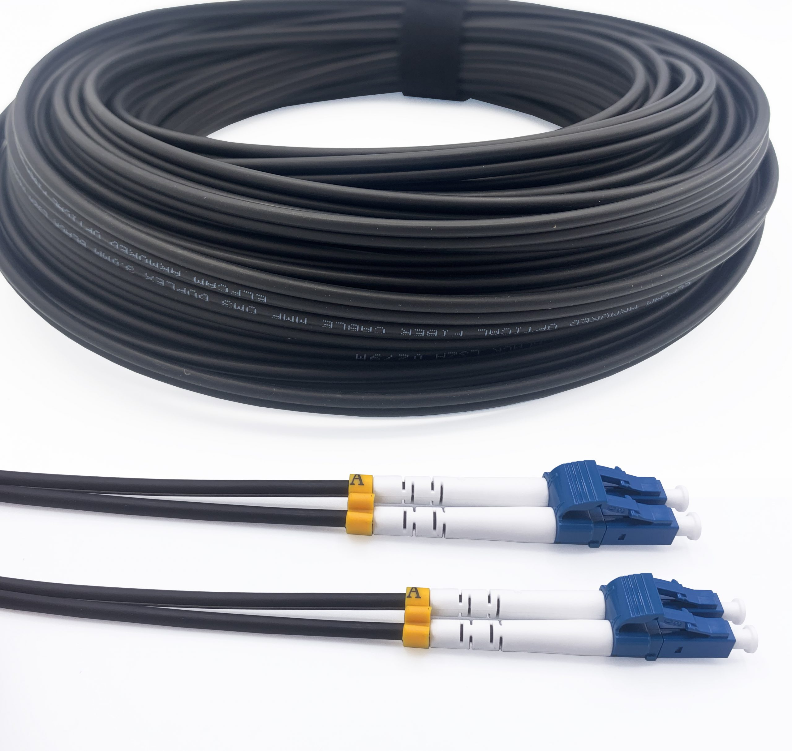 Schwarzes Glasfaserkabel aufgerollt und zwei Kabel mit blauen Steckern.