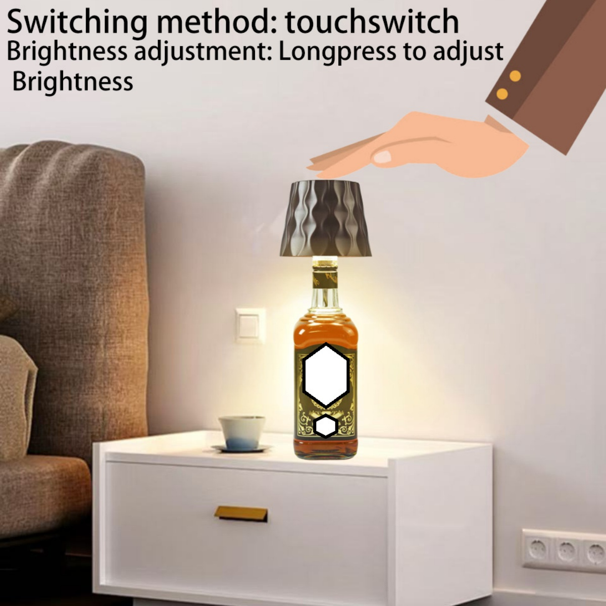 Eine Lampe aus einer Flasche steht auf einem Nachttisch. Eine Hand schwebt nahe dem Lampenschirm.