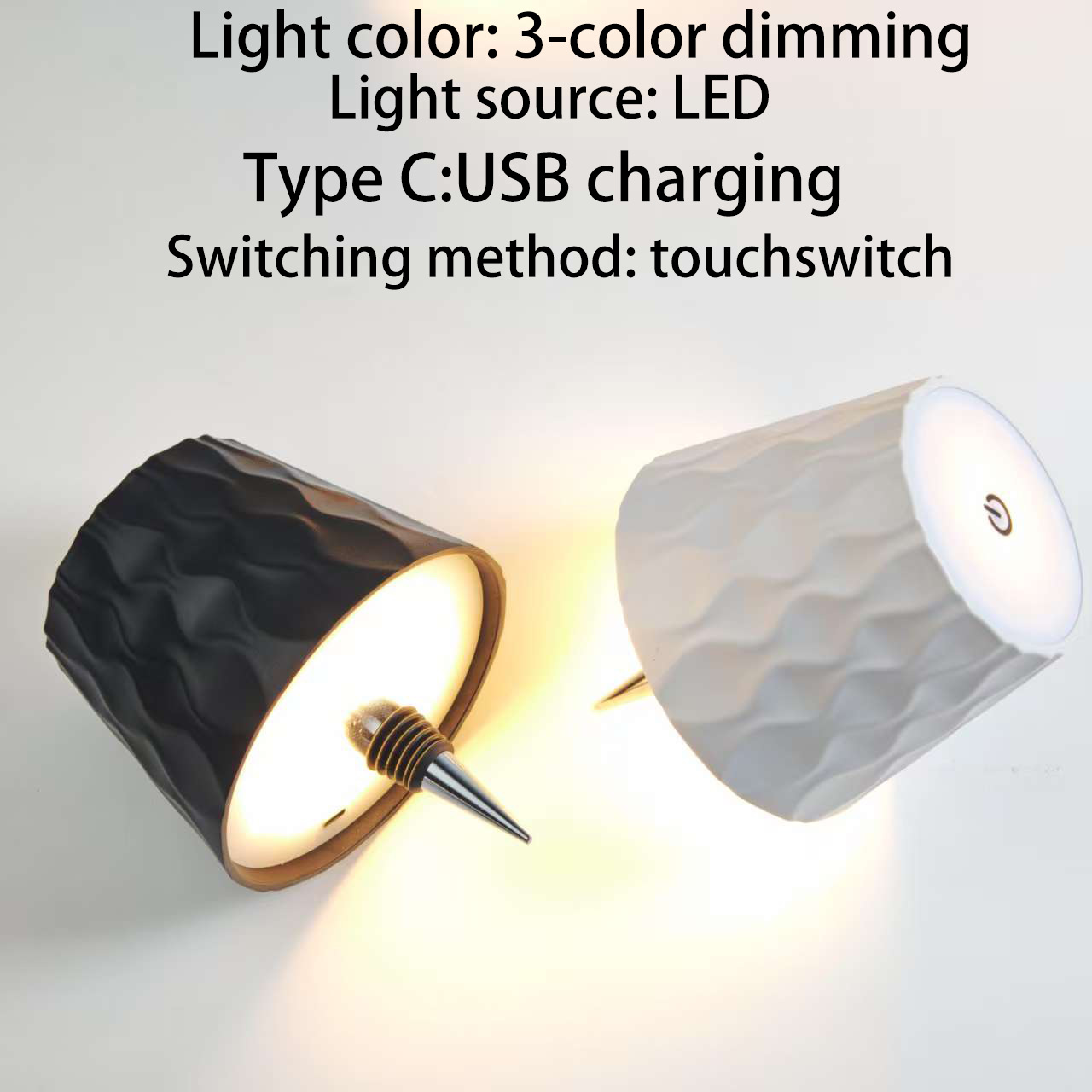 Zwei moderne Lampen, eine schwarz, eine weiß, mit texturierter Oberfläche. Beide von innen beleuchtet.