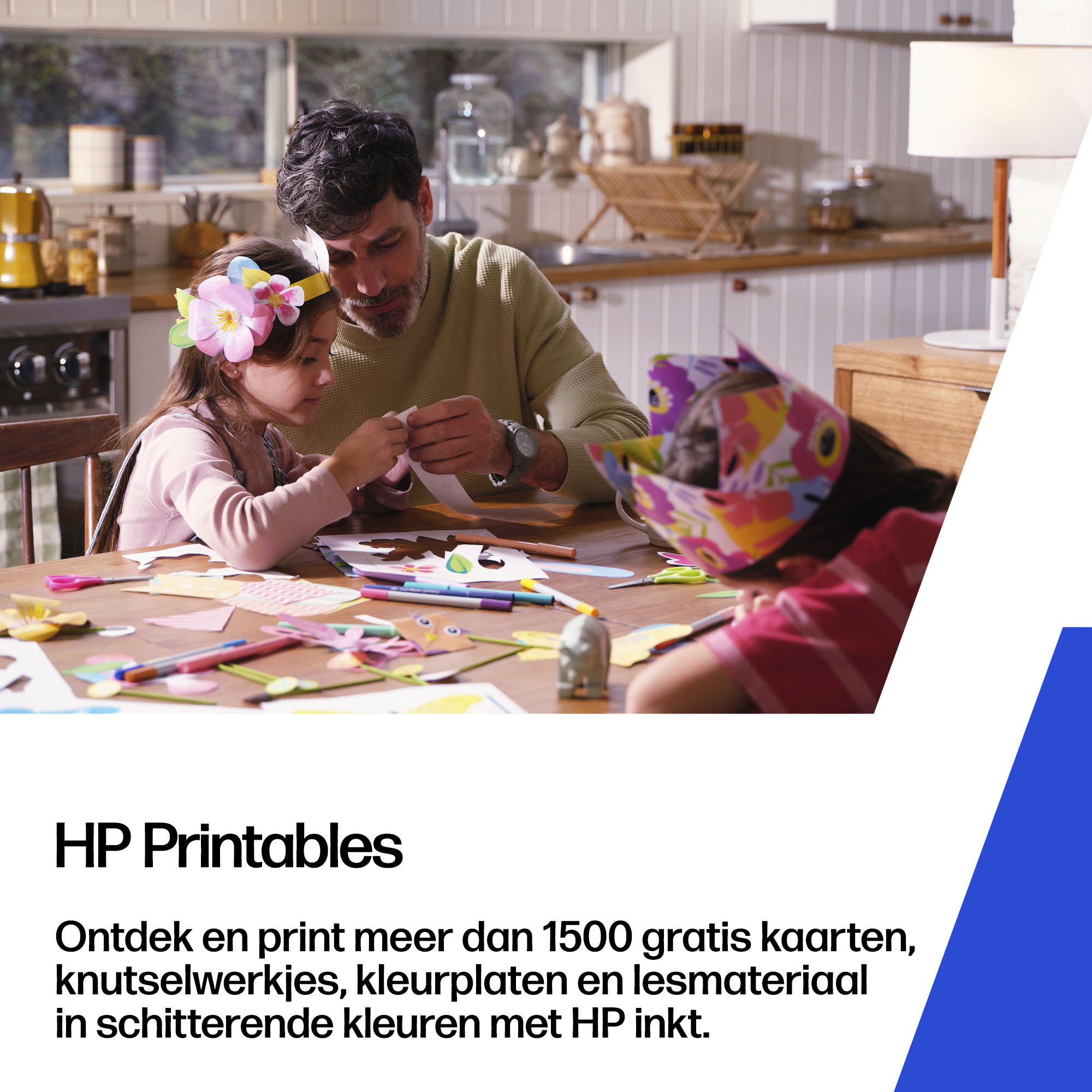 Vader en twee dochters knutselen aan een tafel in een keuken. Ze dragen papieren kronen.