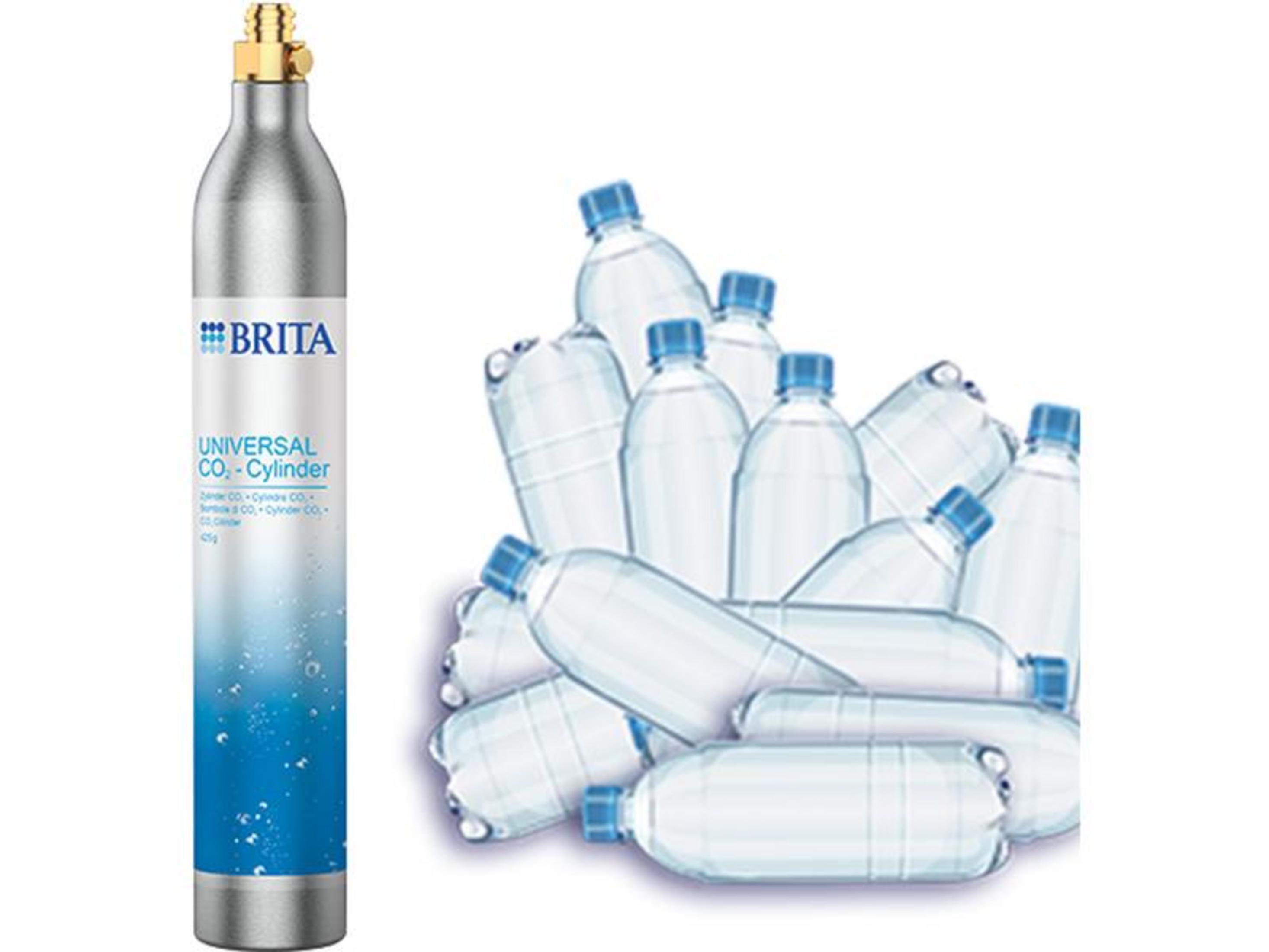 Eine silberne CO2-Flasche neben einem Haufen leerer Plastikflaschen.