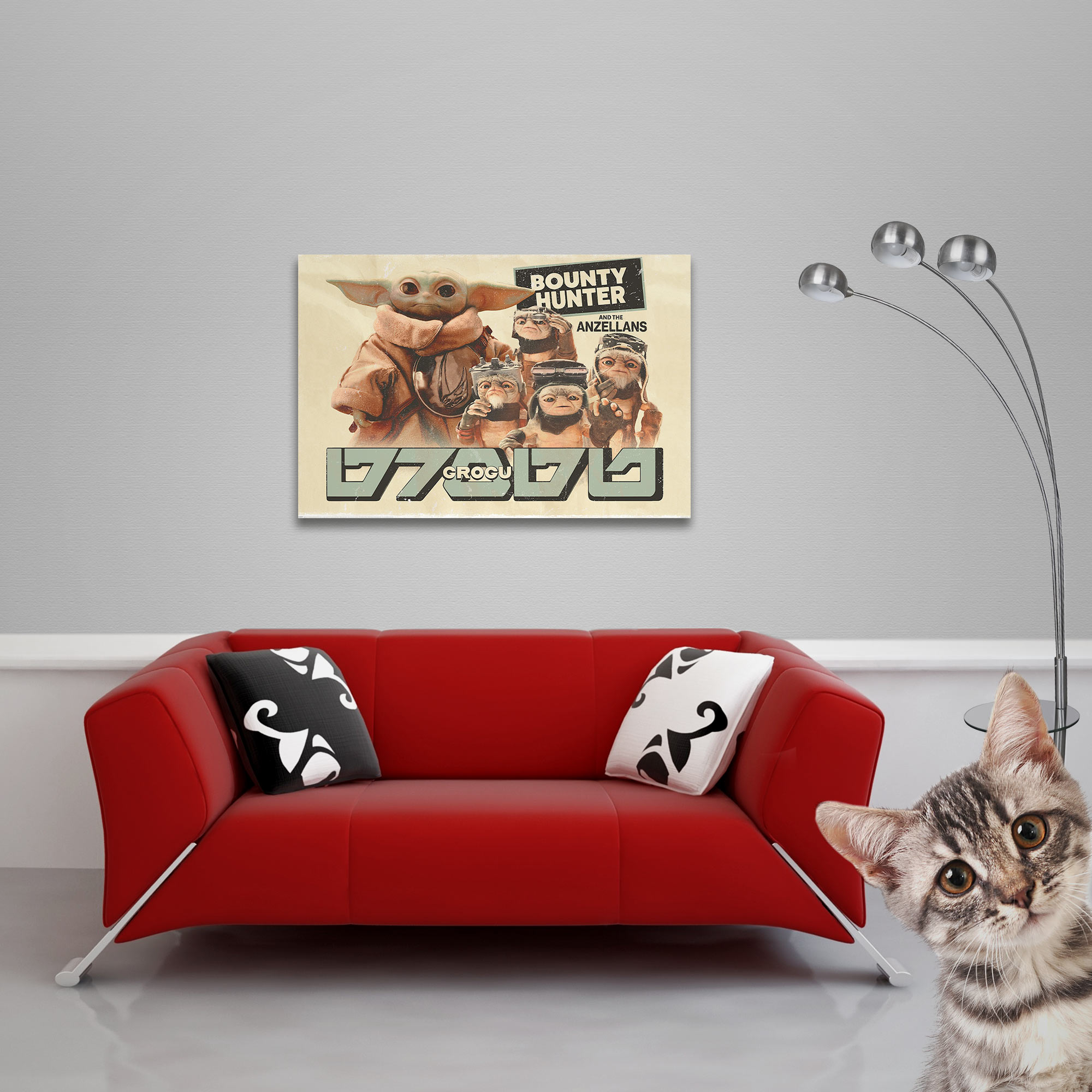 Ein rotes Sofa mit Kissen steht vor einem Poster mit Grogu und anderen Figuren. Eine Katze lugt hervor.