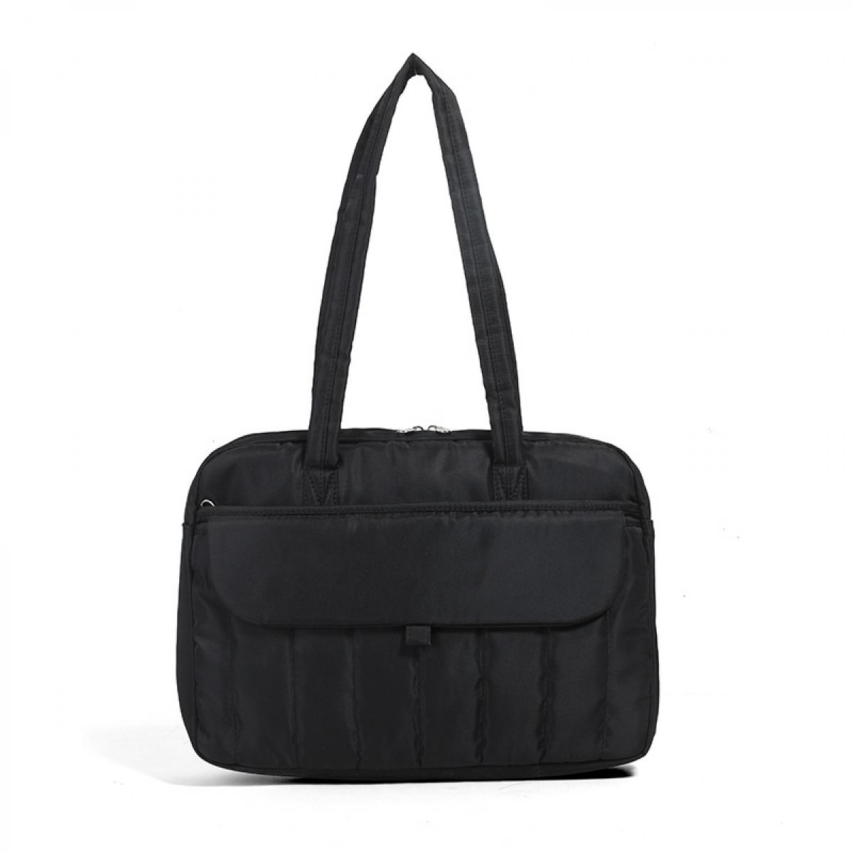 Eine schwarze gesteppte Handtasche mit zwei Henkeln und einer großen Fronttasche.