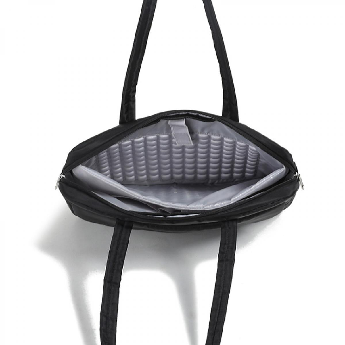 Eine offene schwarze Tasche mit gepolsterten Fächern und zwei Trägern.