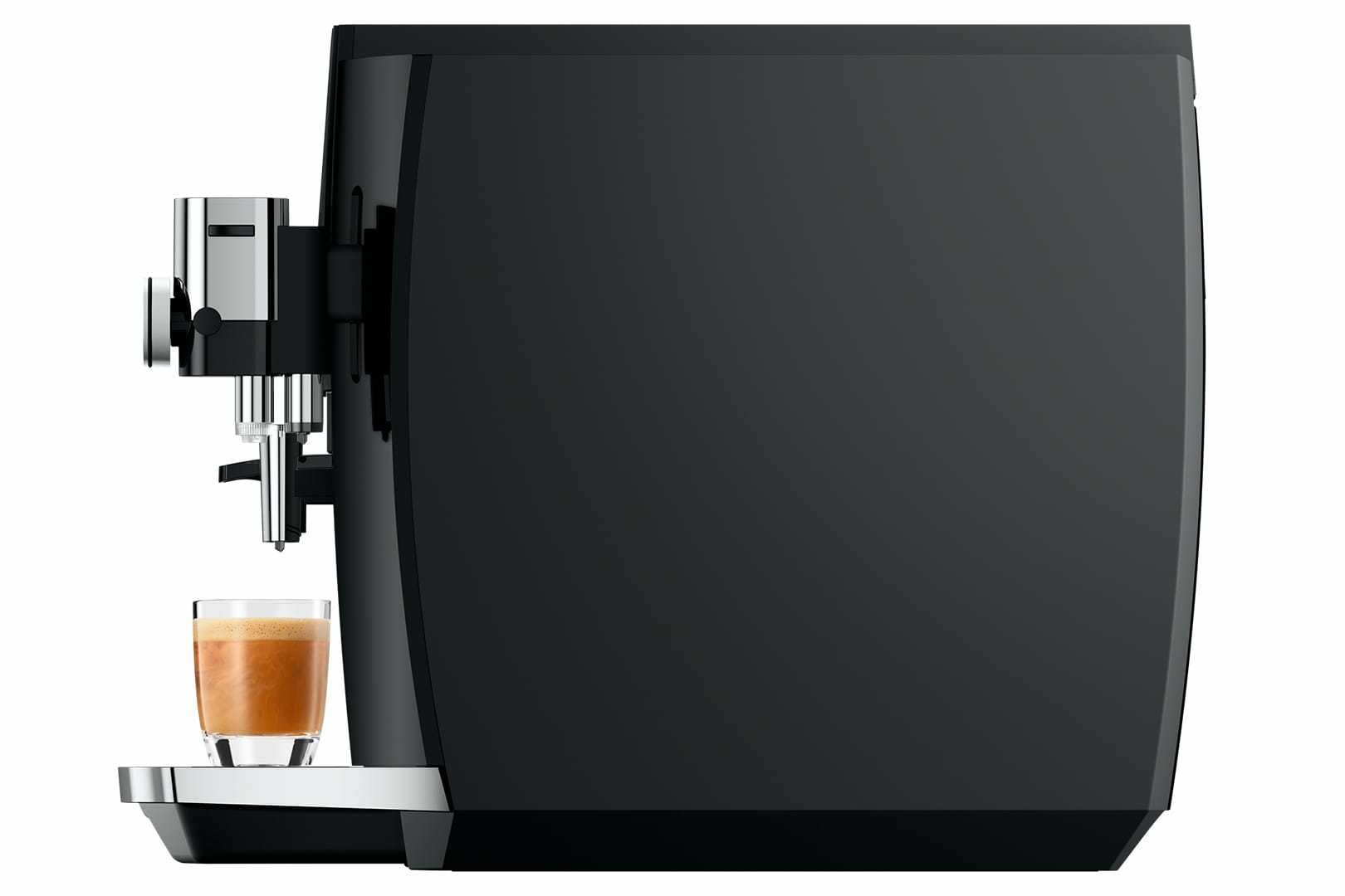 Macchina da caffè nera con un bicchiere di espresso accanto.