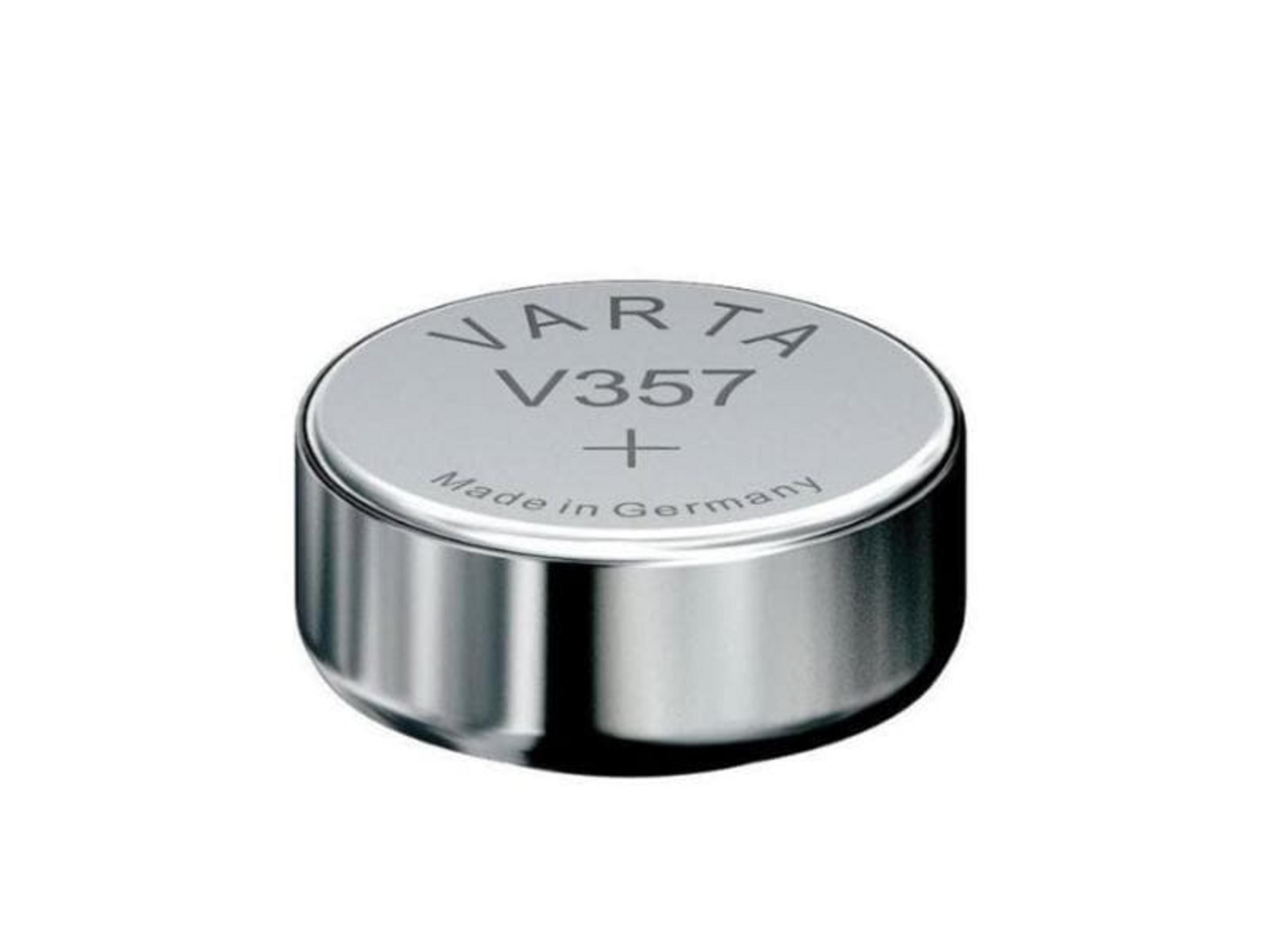 Eine Varta V357 Knopfzellenbatterie aus Metall, auf weißem Hintergrund.