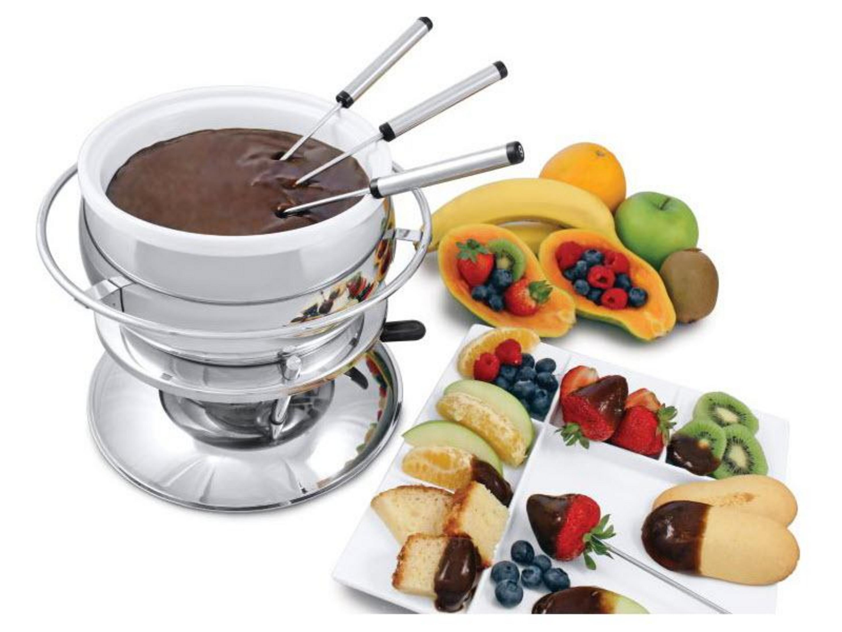Ein Schokoladenfondue-Topf mit Früchten und Kuchenstücken.