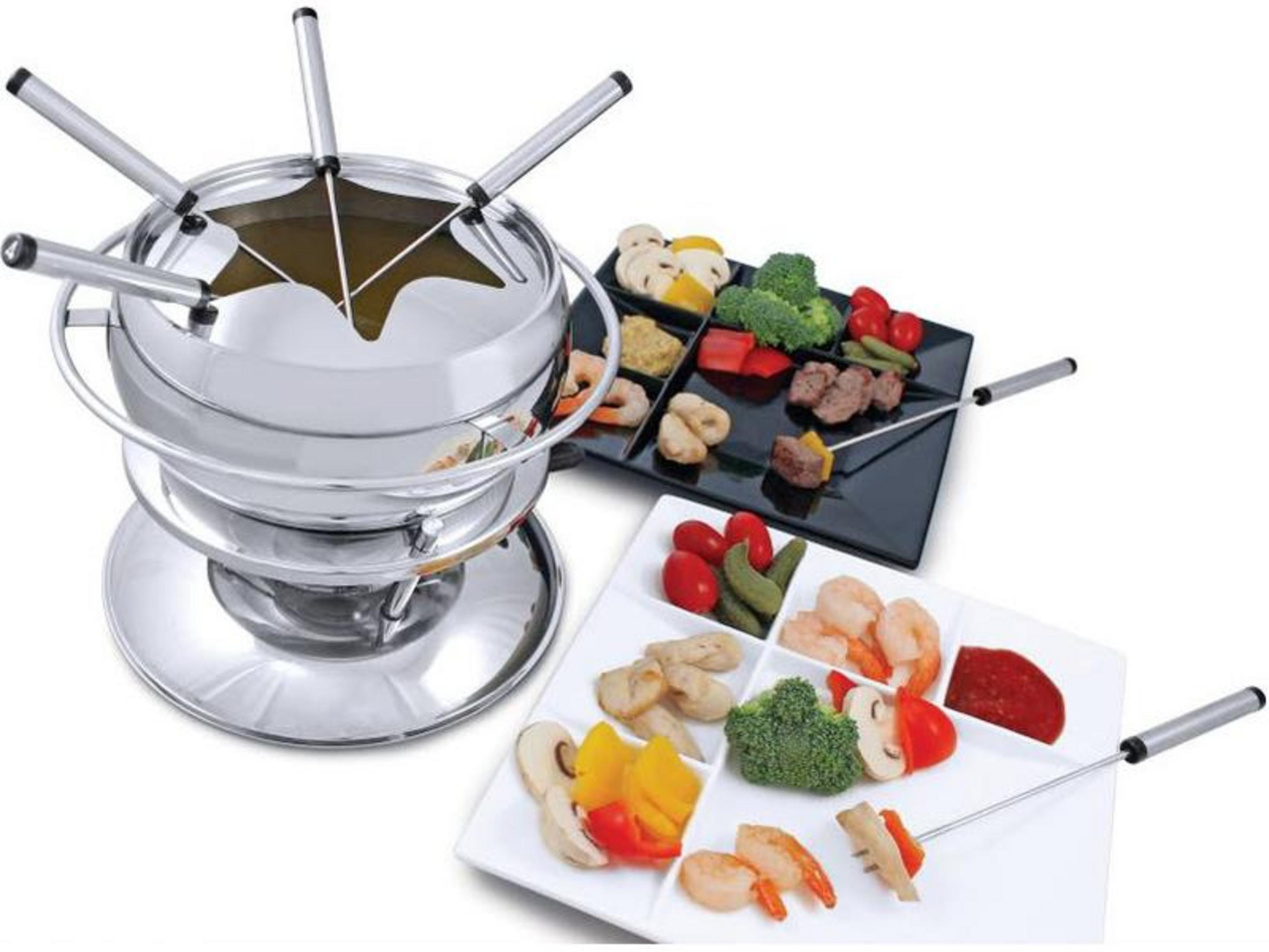 Ein Fondue-Set mit Fleisch, Garnelen, Brokkoli, Tomaten und Pilzen.