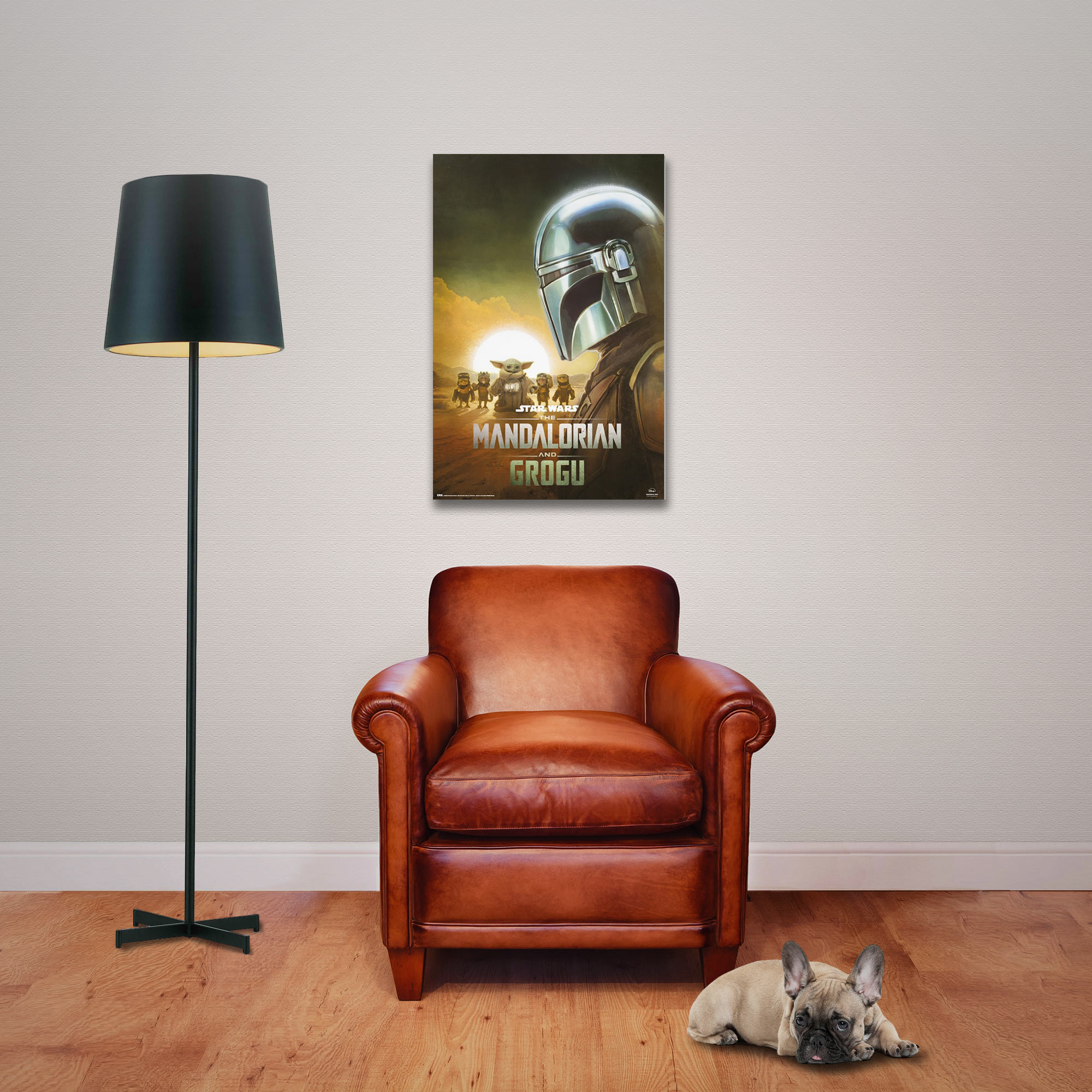 Ein brauner Ledersessel steht vor einem Poster von Mandalorian und Grogu. Ein Hund liegt davor.