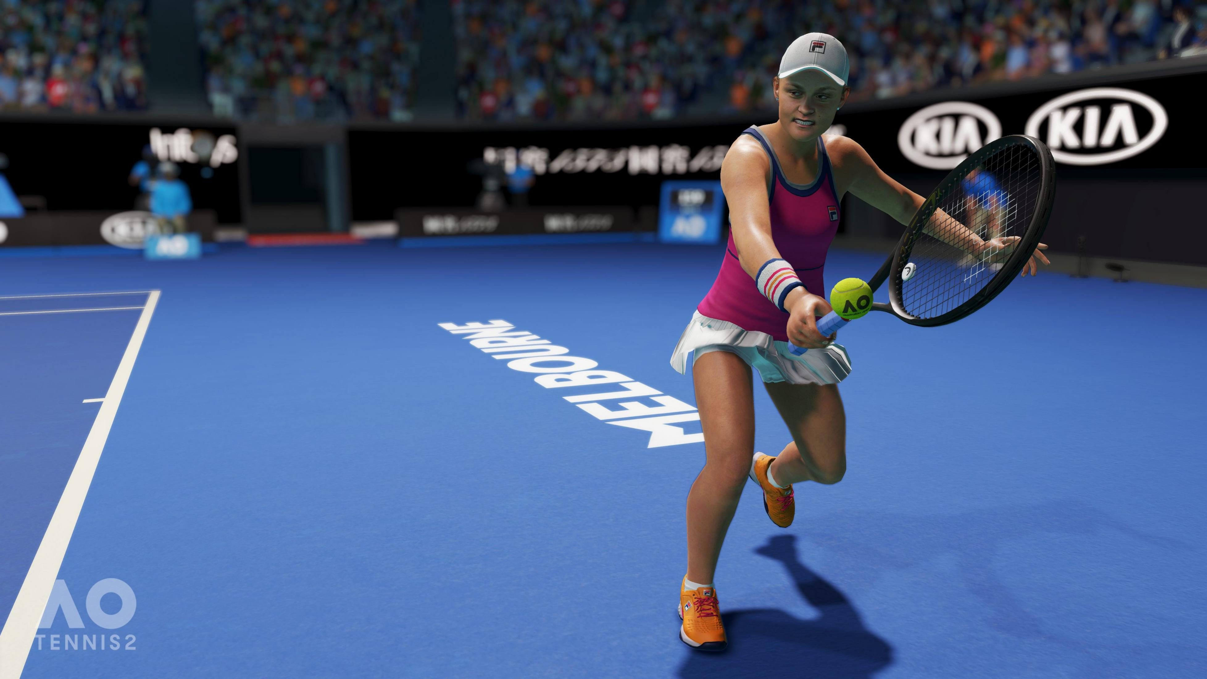 Eine Tennisspielerin in einem pinken Top und weißem Rock schlägt auf einem blauen Platz auf.