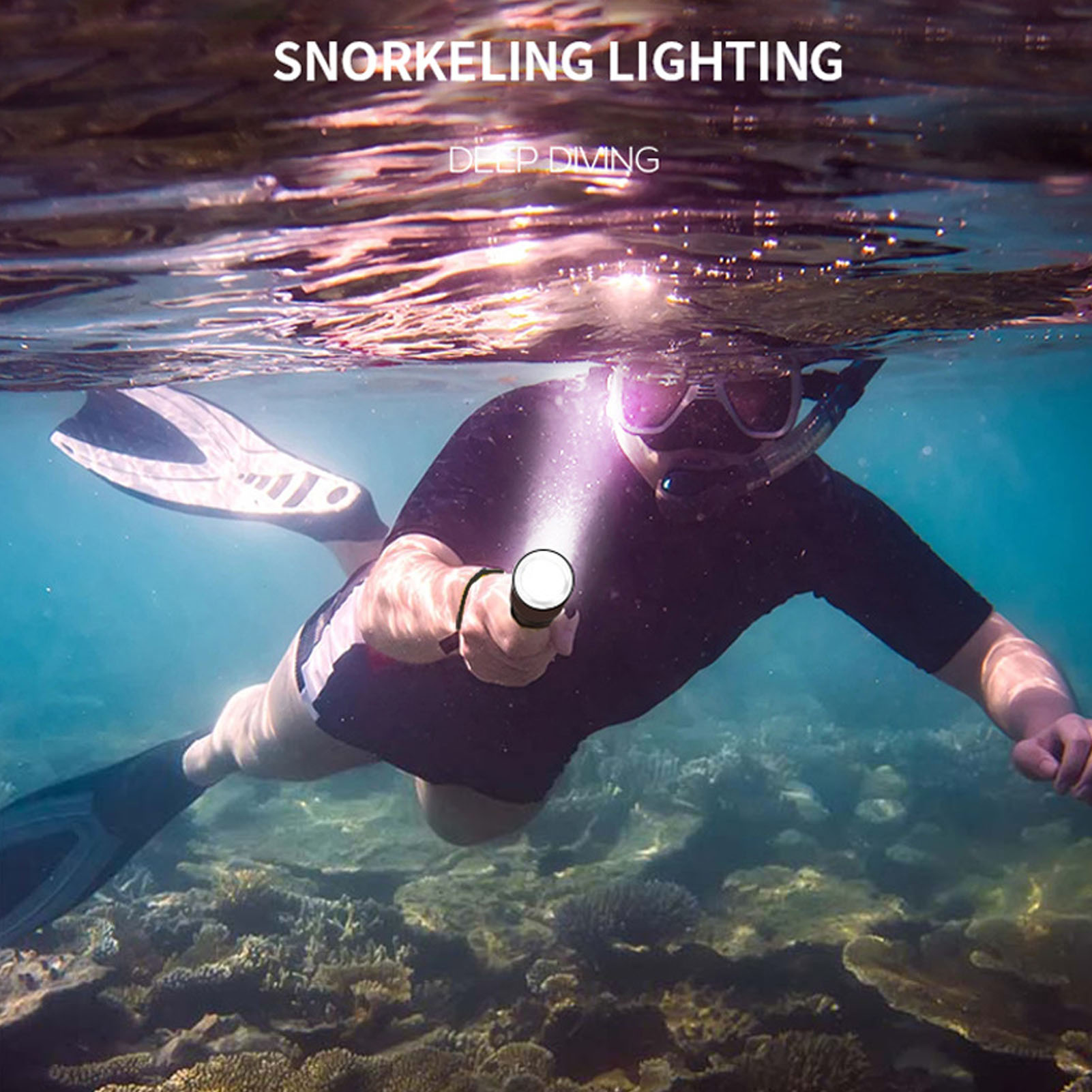 Ein Taucher mit Lampe schwimmt über Korallenriffen unter Wasser.