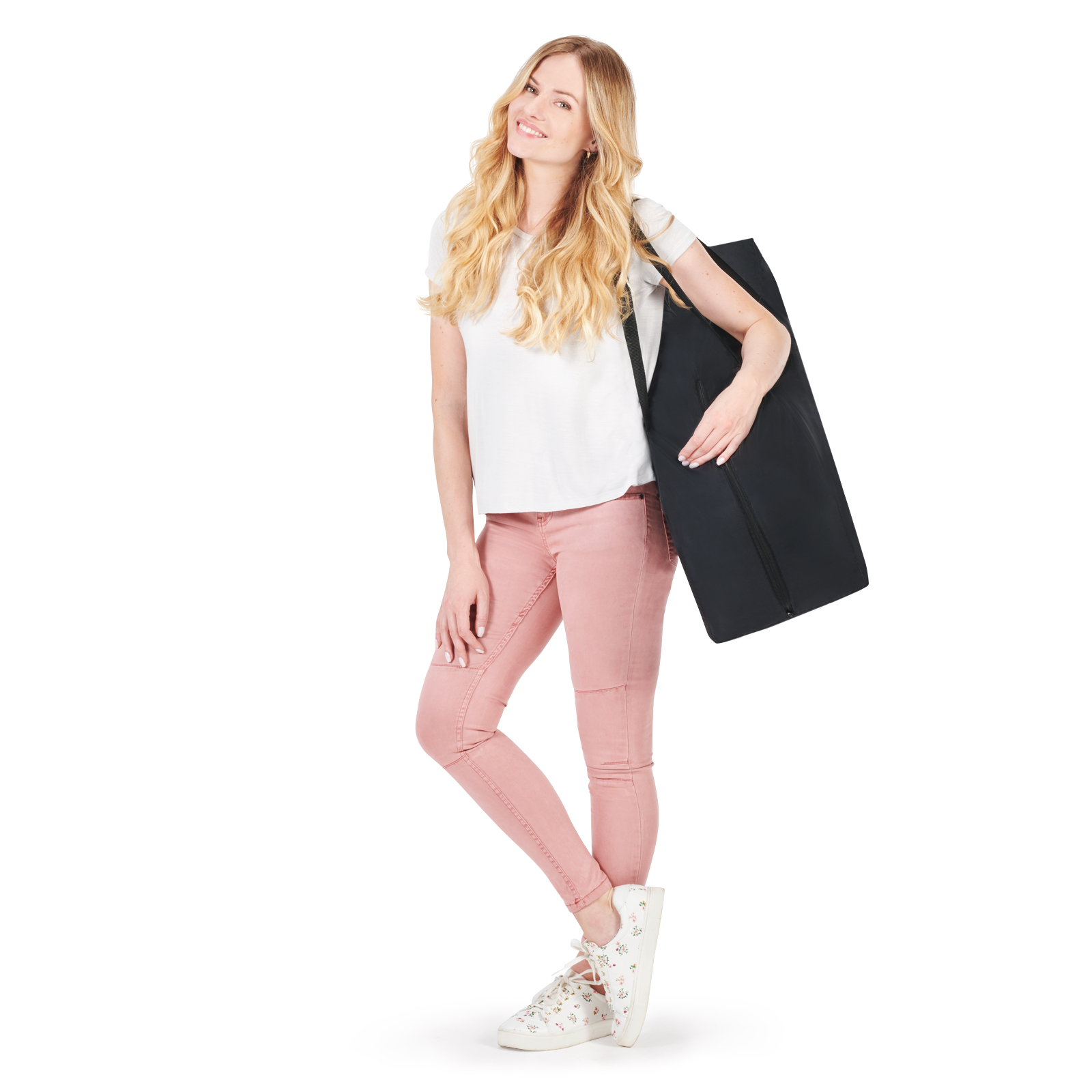Frau mit blonden Haaren trägt weiße T-Shirt, rosa Hose, weiße Turnschuhe und schwarze Tasche.