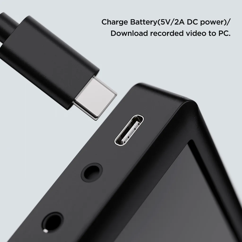 Ein schwarzes USB-C-Kabel wird in ein schwarzes Gerät gesteckt.