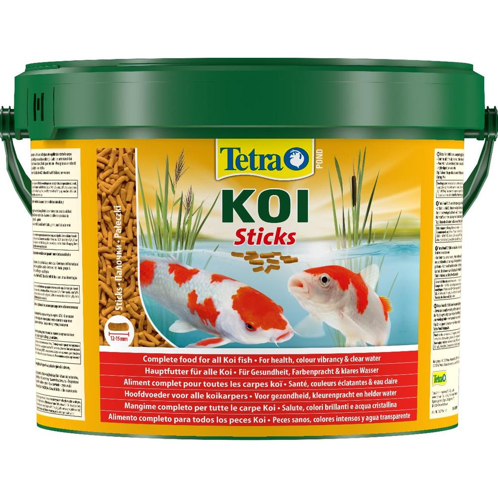 Tetra Koi Sticks Futter mit zwei Koi-Fischen und Schilf im Wasser.