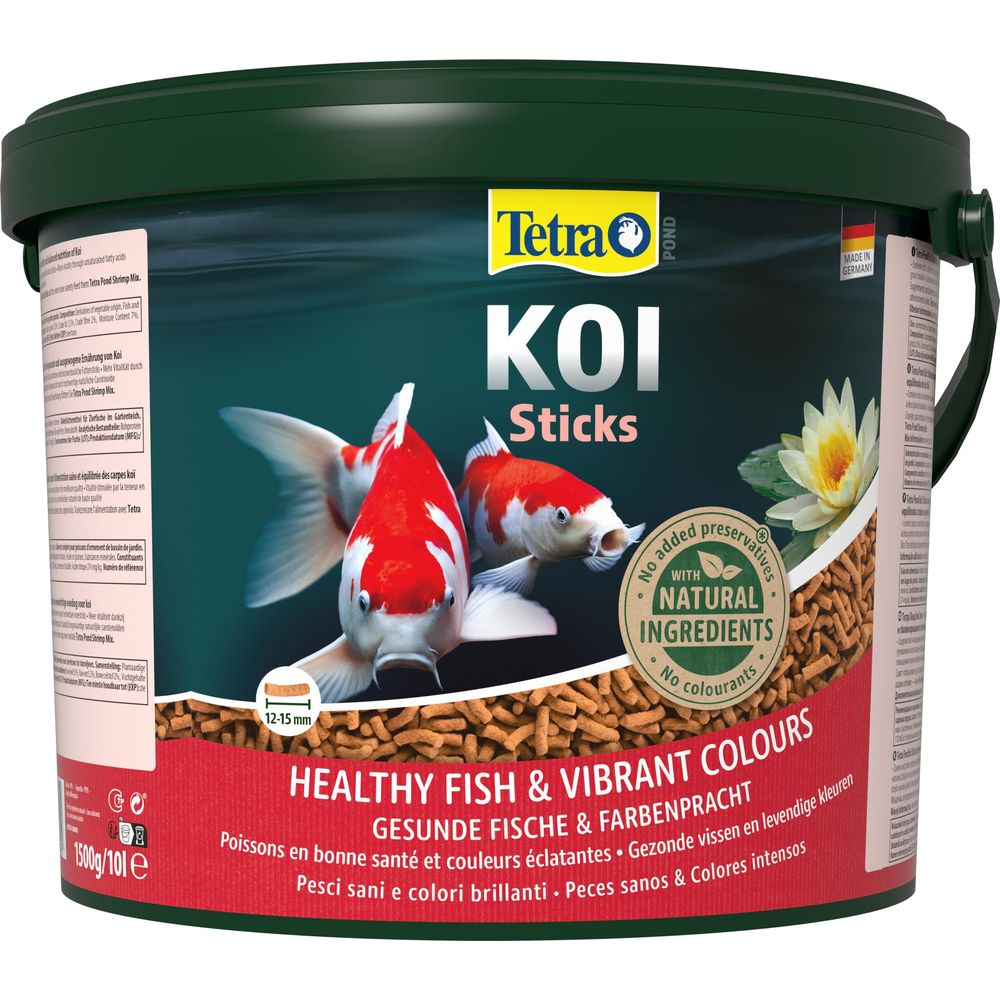 Eimer mit Tetra Koi Sticks Futter mit zwei Koi-Fischen und einer Lotusblüte.