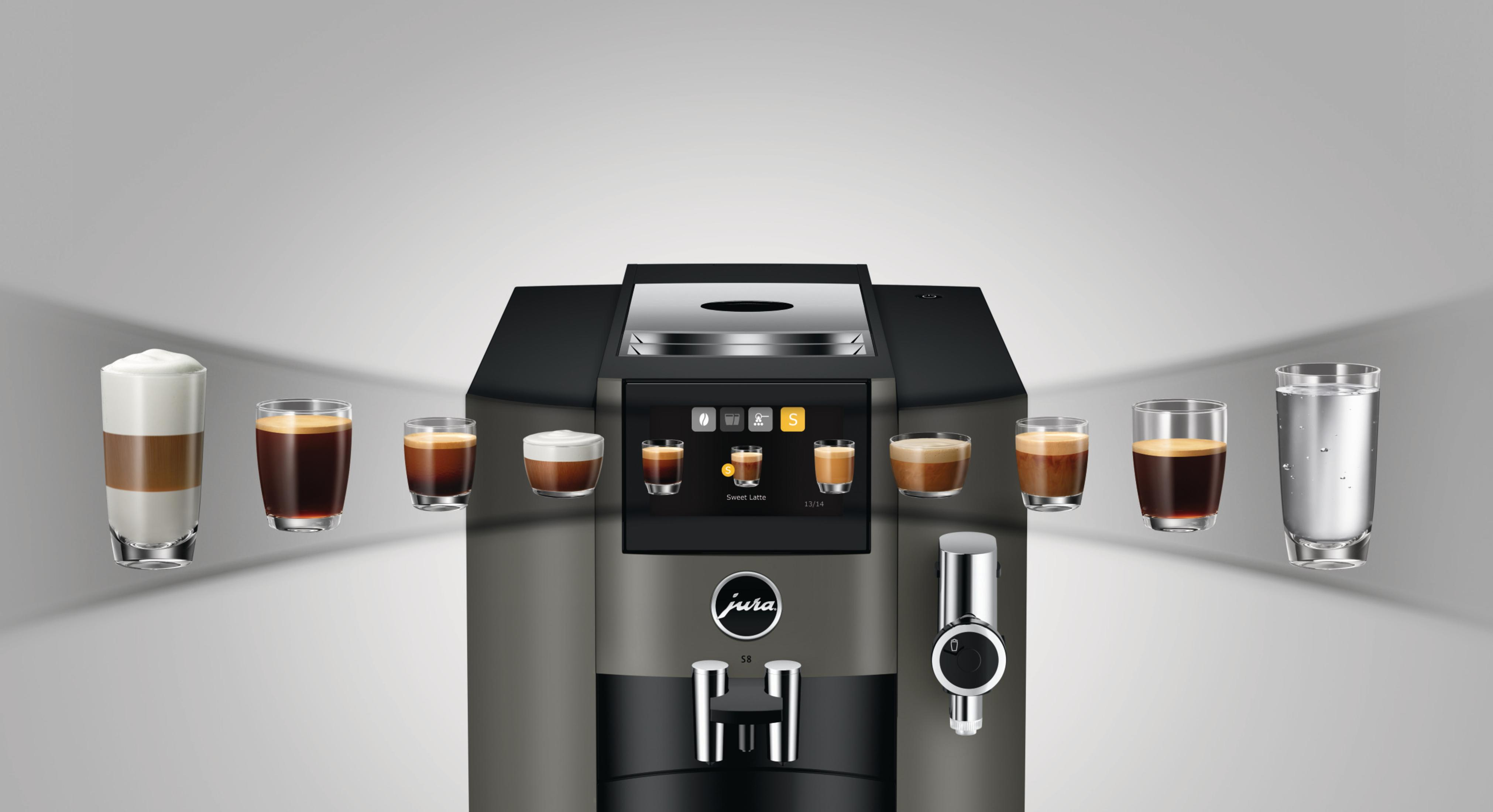Una máquina de café que muestra varias bebidas de café y un vaso de agua.