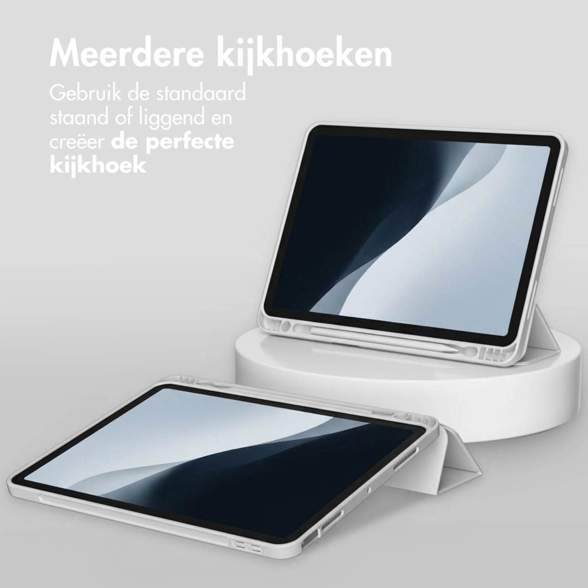 Twee witte tablets met open hoesjes, één op een wit platform, de ander ervoor.