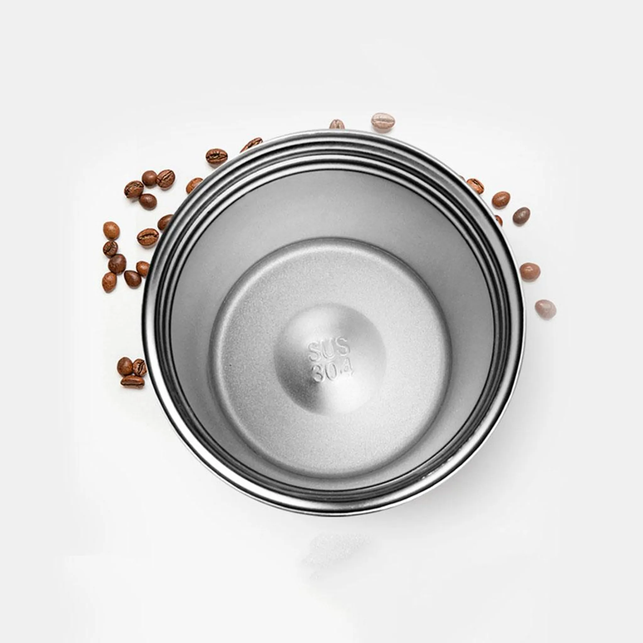 Metallbecher mit Kaffeebohnen. SUS 304.