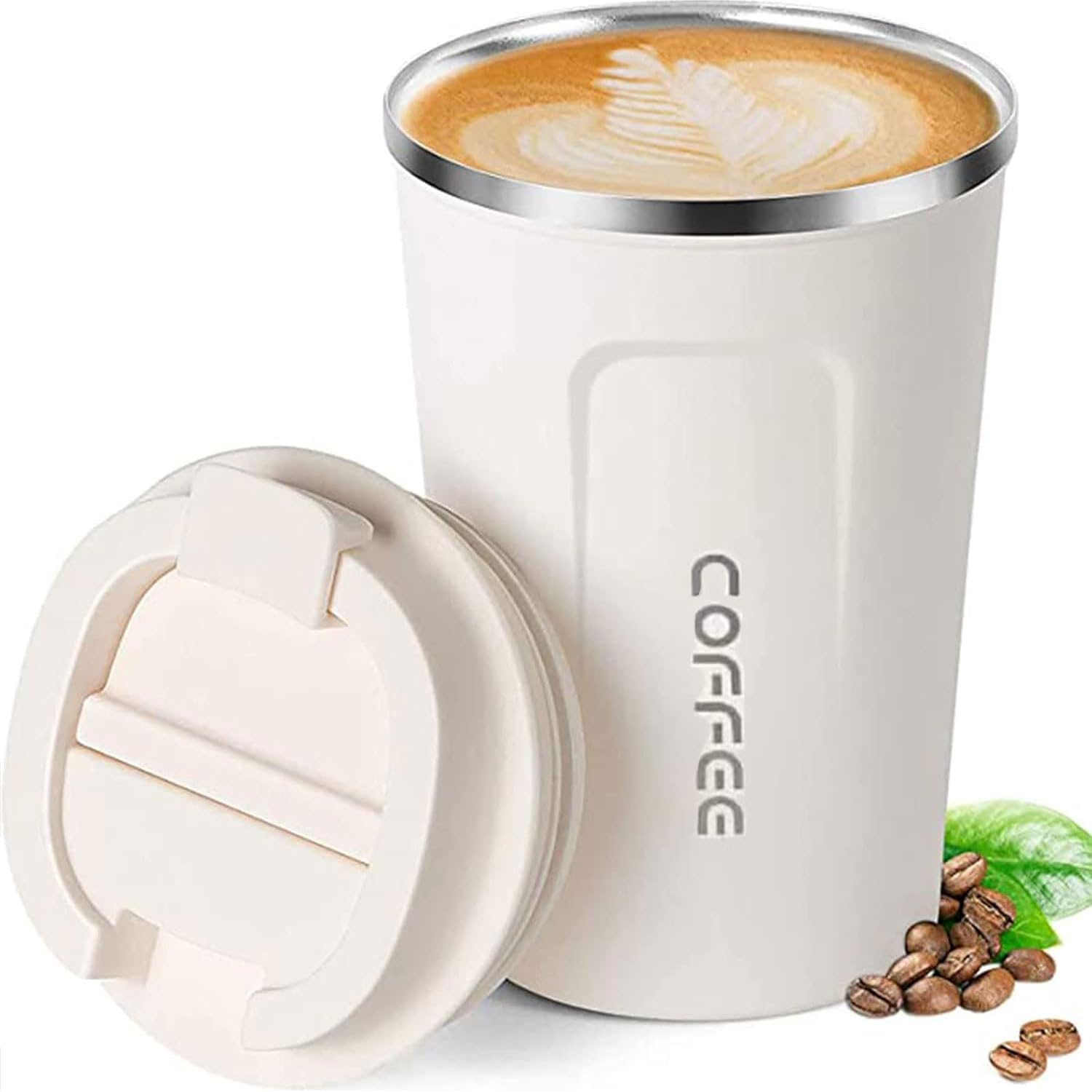 Weiße Kaffeetasse mit Deckel, Latte Art und Kaffeebohnen.