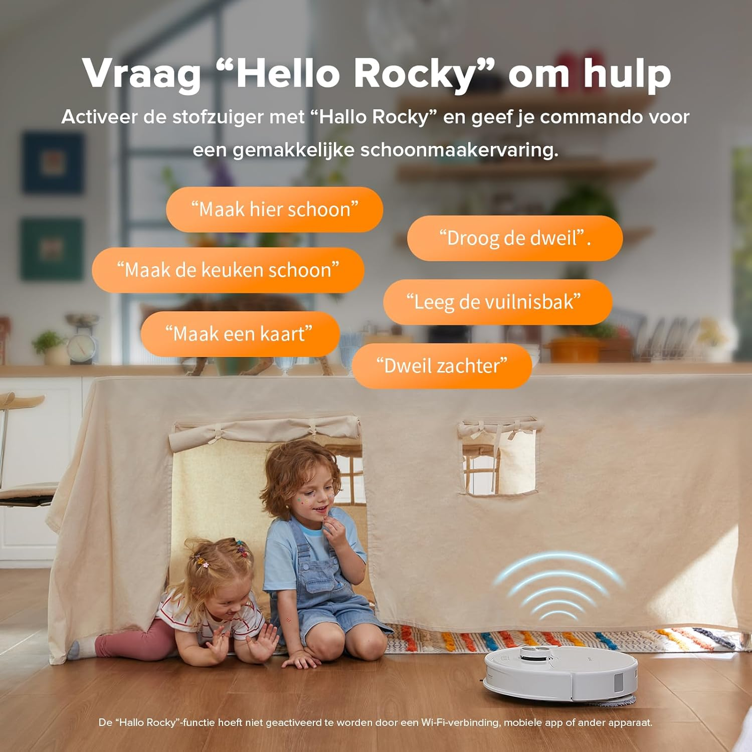 Twee kinderen kruipen onder een geïmproviseerde tent, een robotstofzuiger maakt schoon.