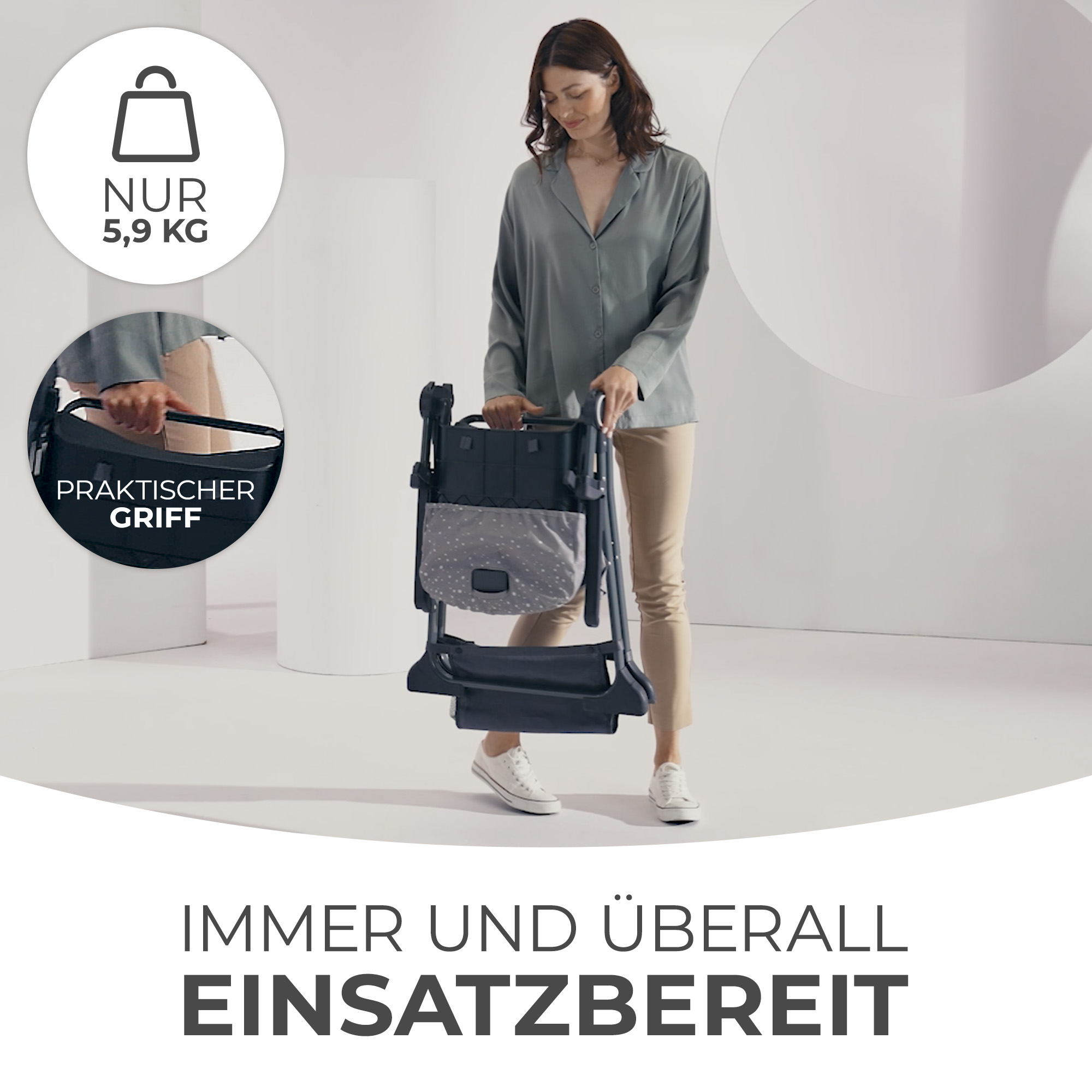 Eine Frau hält einen zusammengeklappten Kinderwagen mit einem praktischen Griff.