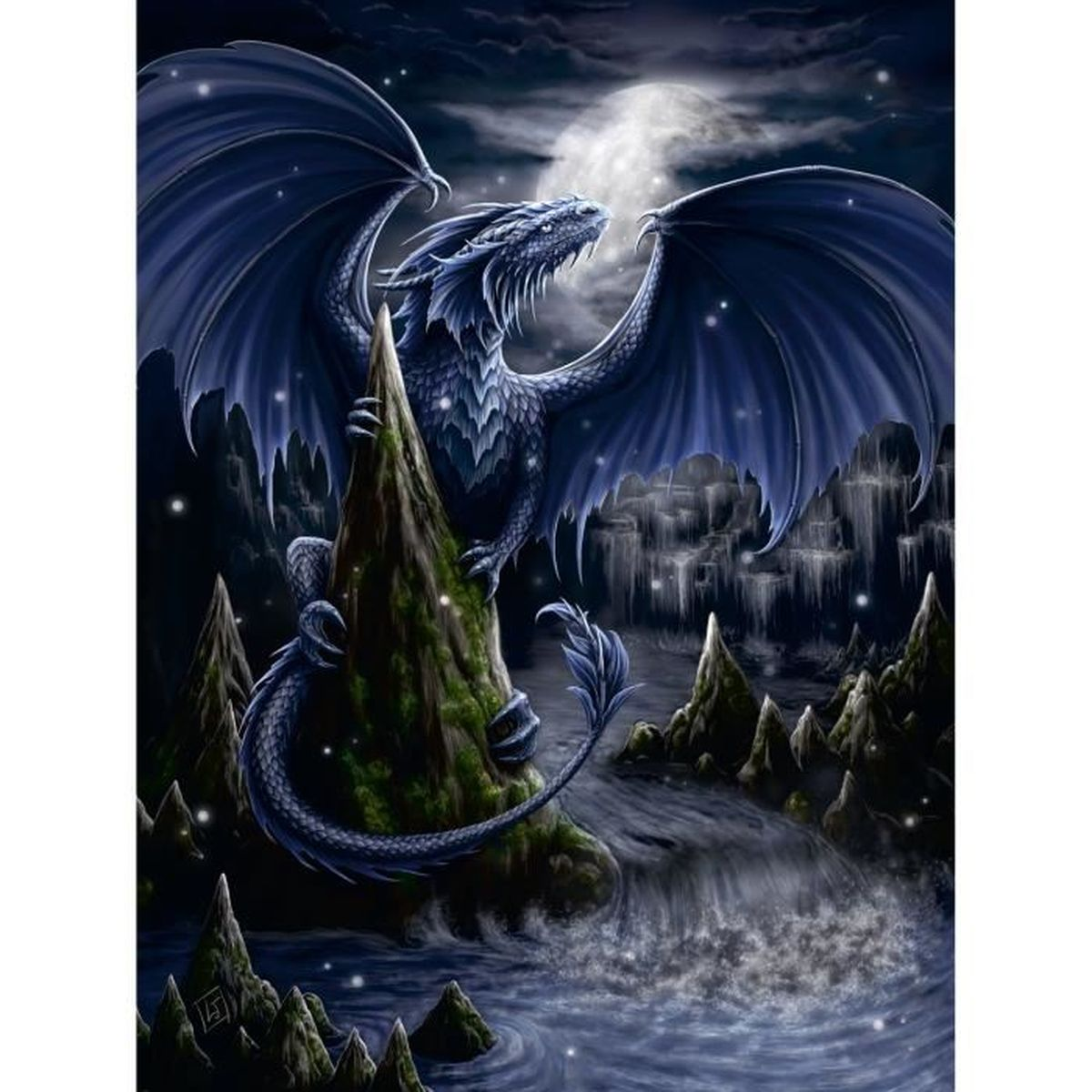Un dragon bleu agrippe un rocher mousseux sous la pleine lune, surplombant un paysage fantastique.