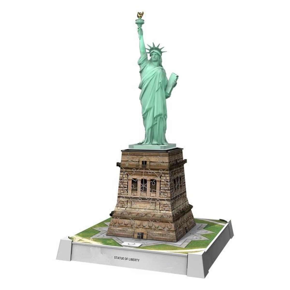 Modell der Freiheitsstatue mit grünem Kleid, Fackel und Buch auf einem steinernen Sockel.