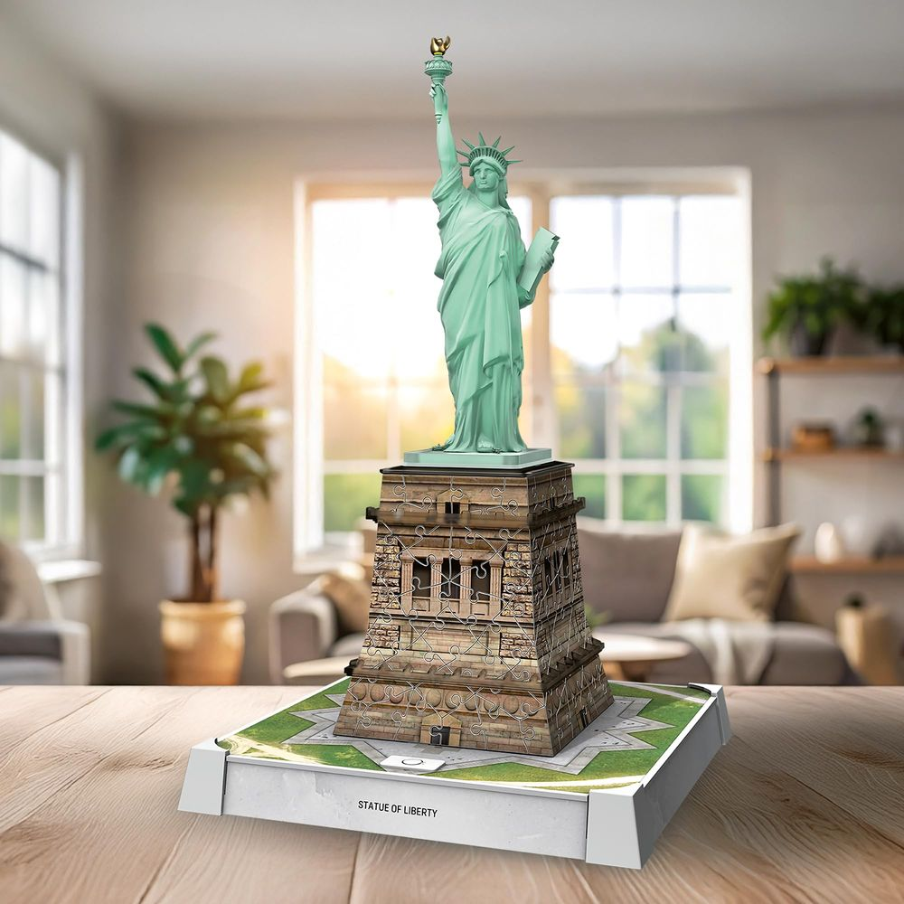 Modell der Freiheitsstatue auf einem Tisch vor einem unscharfen Wohnzimmer.