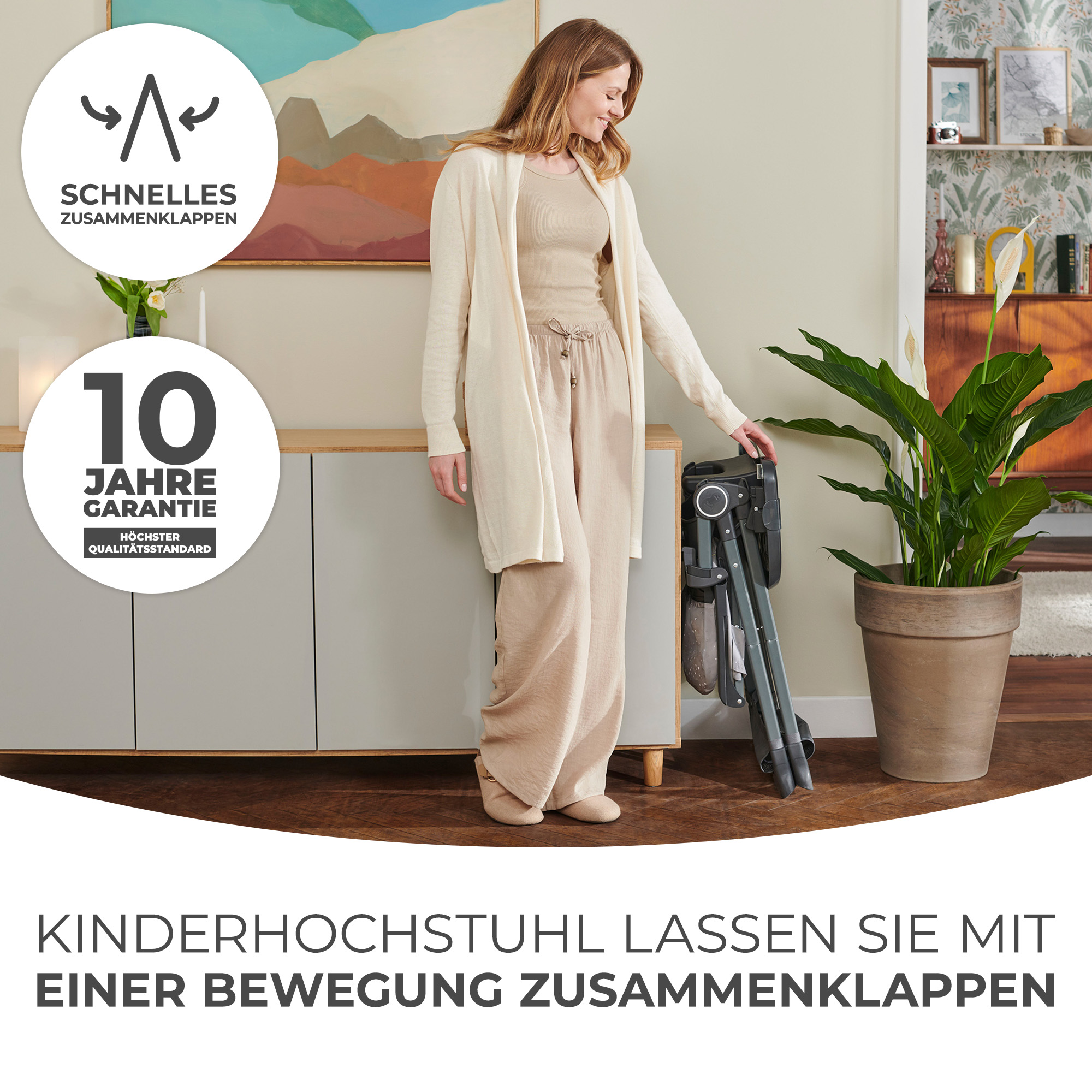 Frau faltet einen Kinderhochstuhl mit 10 Jahren Garantie.