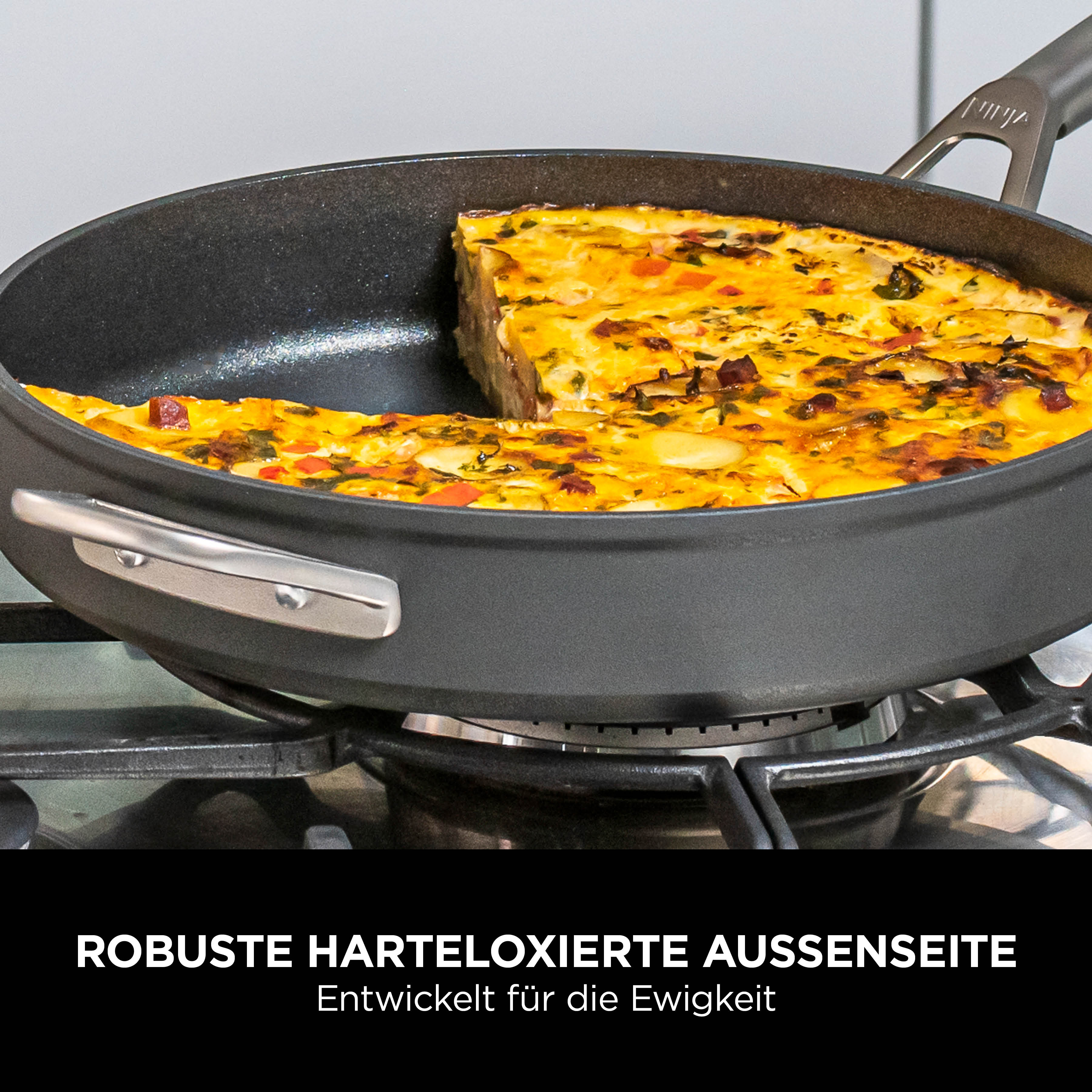 Frittata con verdure e pancetta in una padella sul fornello
