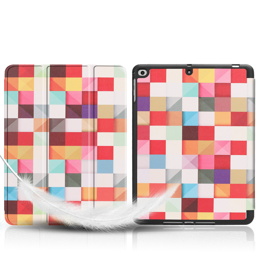 Twee tablethoezen met een kleurrijk geometrisch patroon.