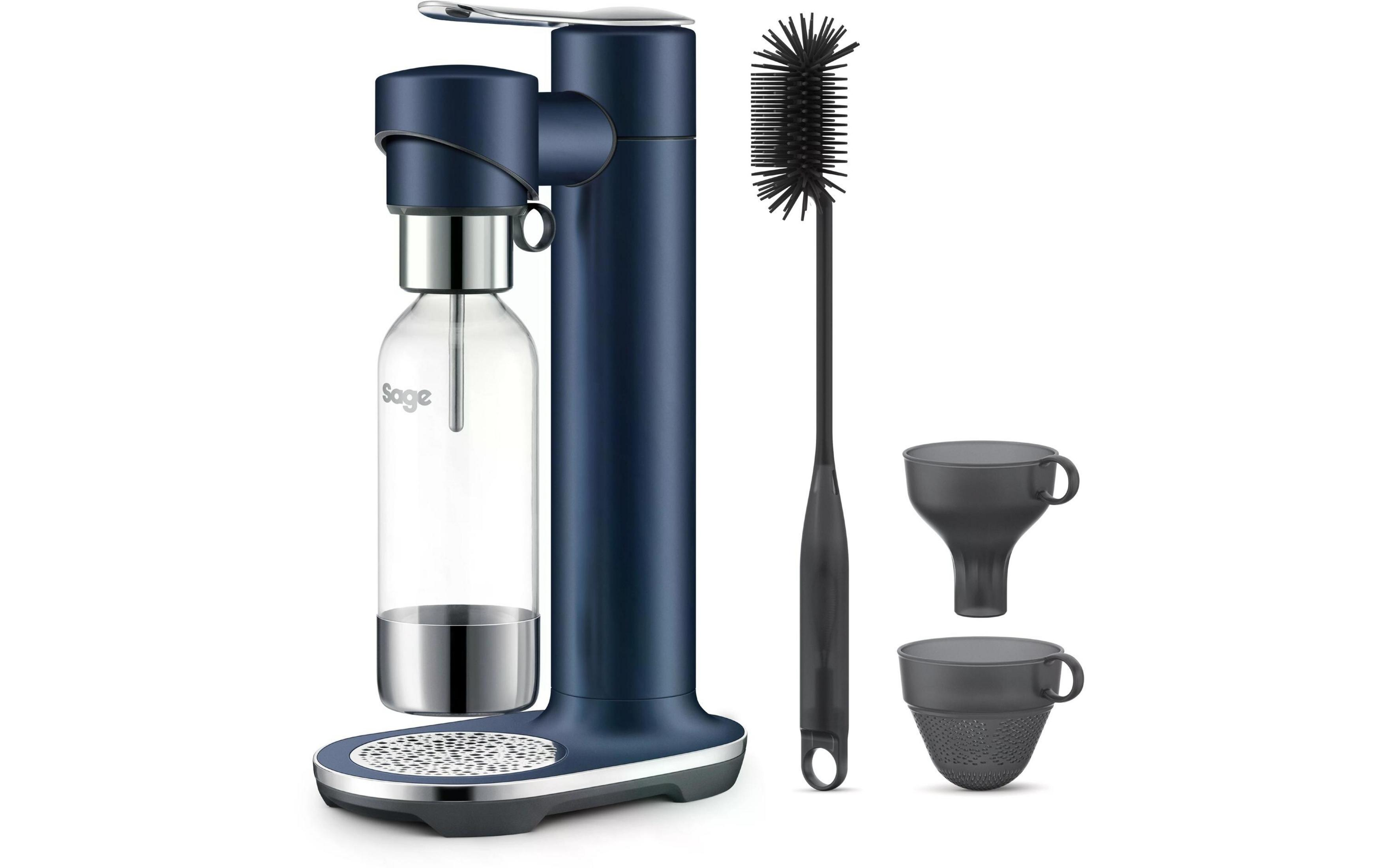 Dunkelblaue Sprudelmaschine mit Glasflasche, Bürste und zwei grauen Trichtern.