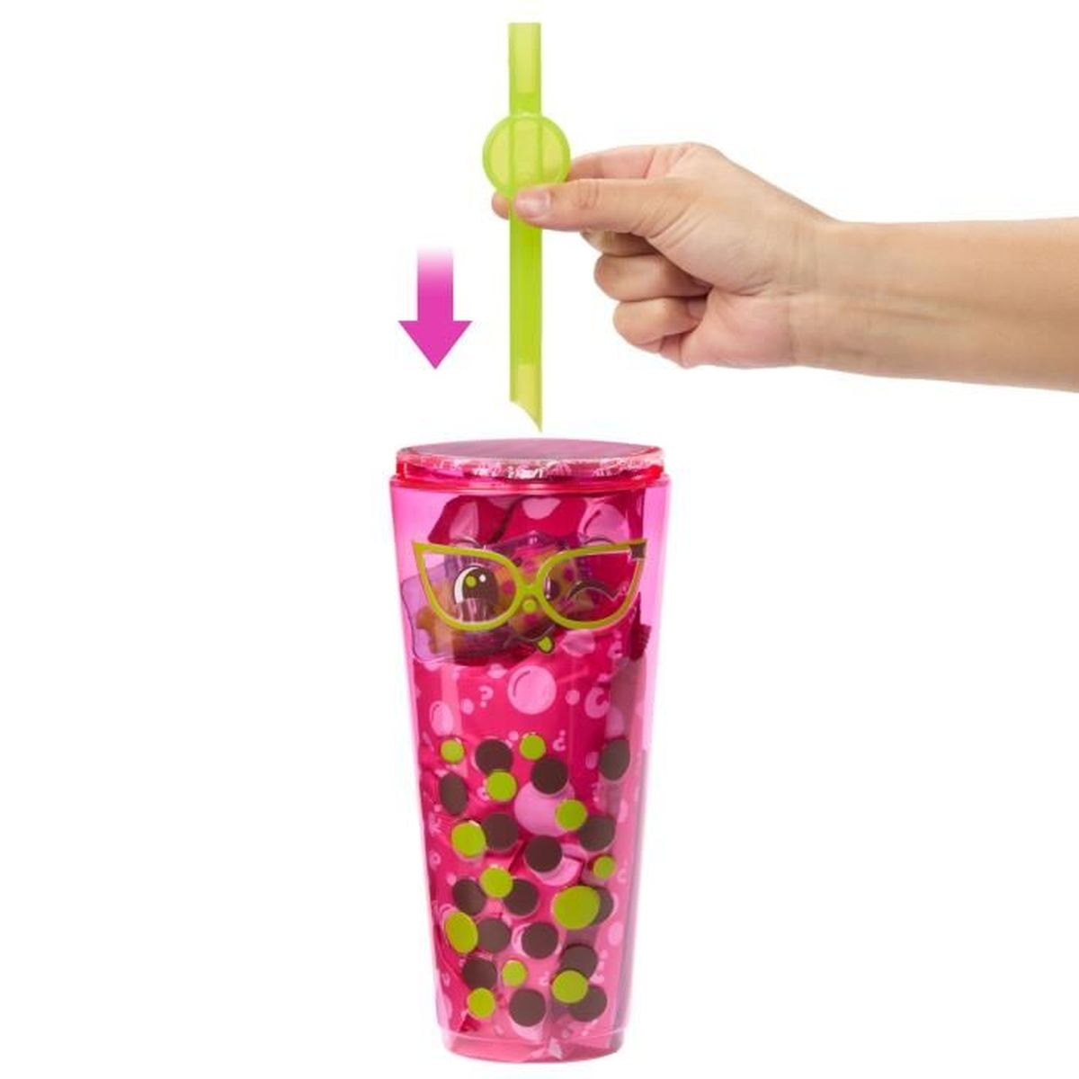 Eine Hand hält einen grünen Strohhalm über einen rosa Becher mit Blasenmuster und Brillen-Aufdruck.
