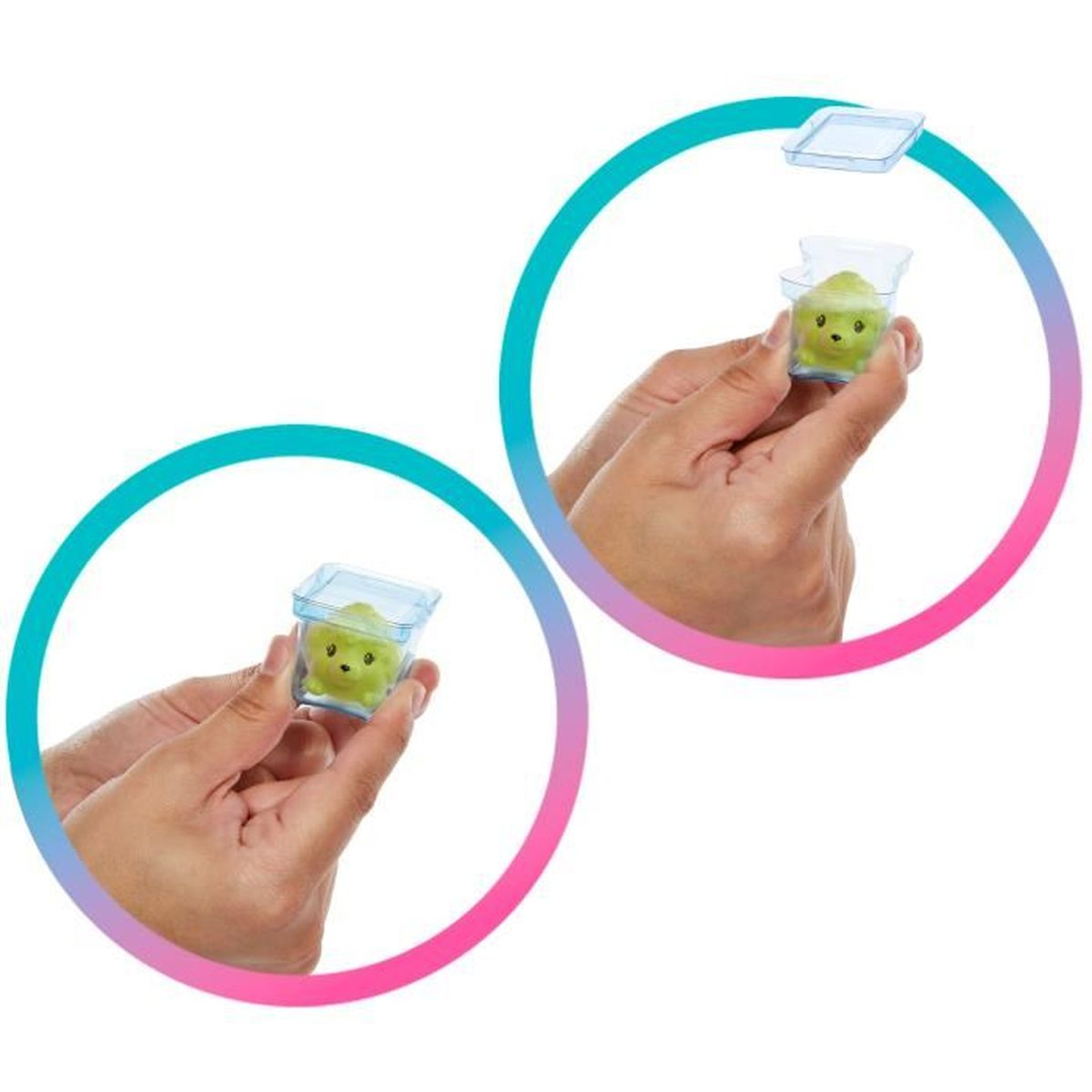 Eine Hand hält einen kleinen grünen Spielzeugbär in einem durchsichtigen Behälter.