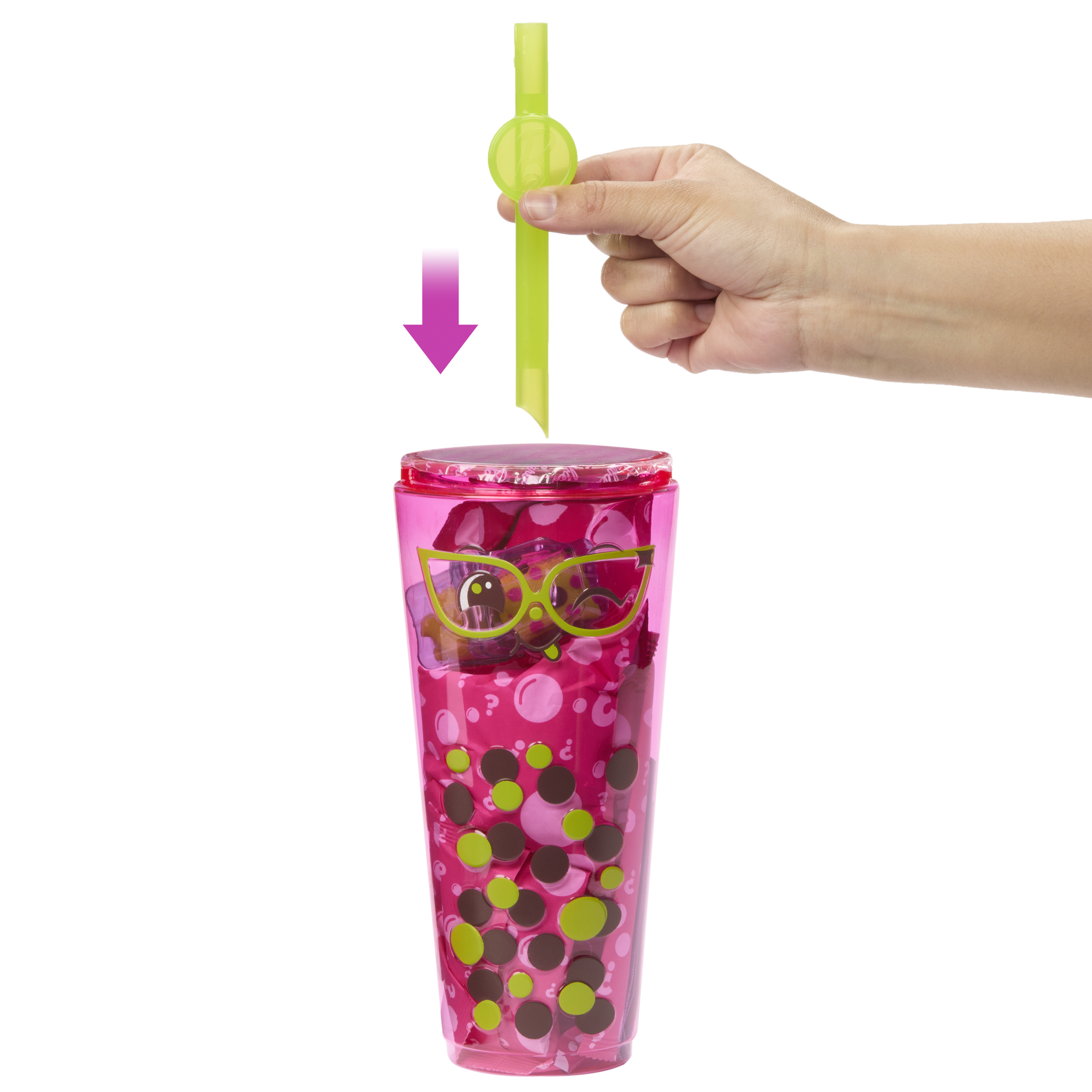 Eine Hand führt einen grünen Strohhalm in einen rosa Becher mit Blasenmuster ein.