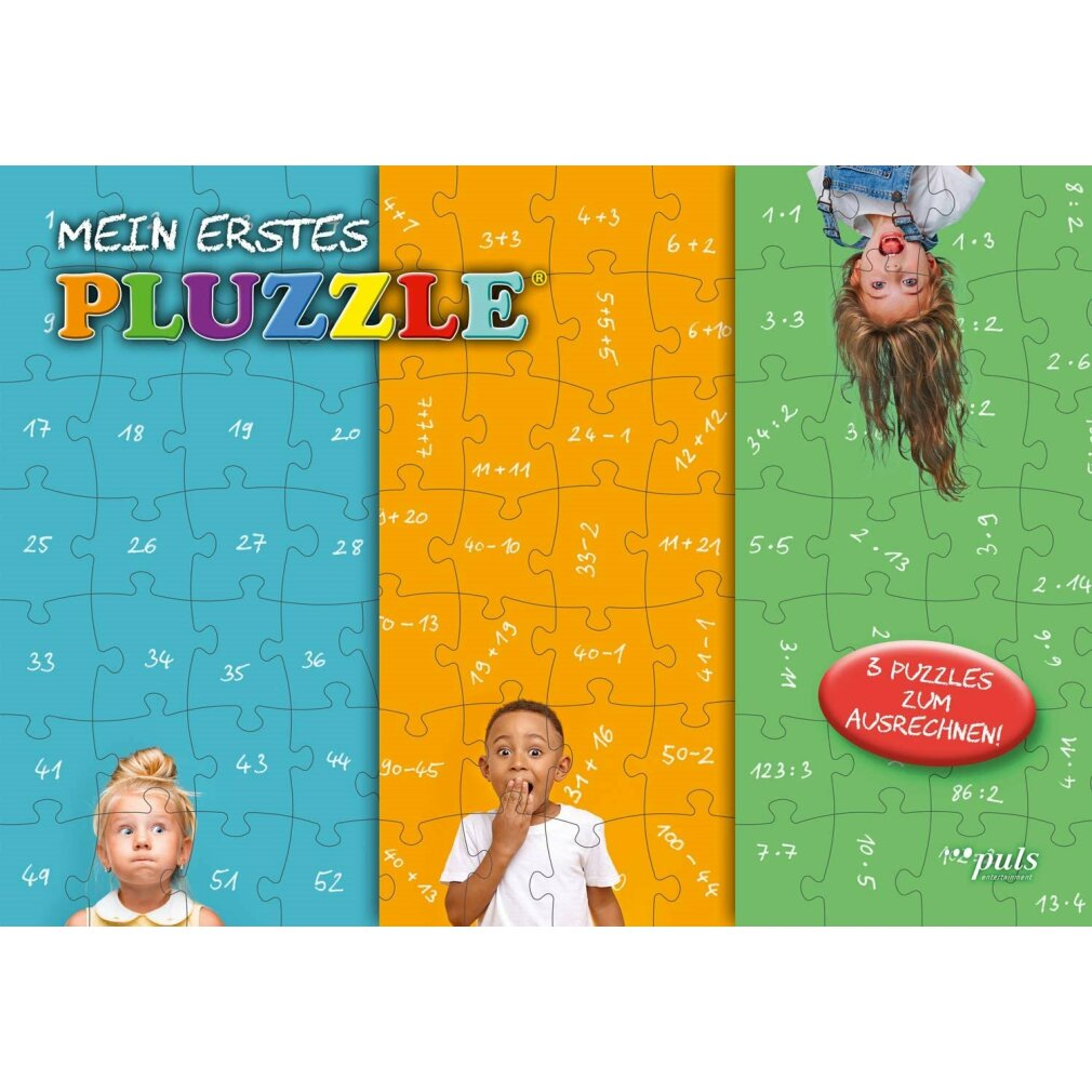 Bunte Puzzle-Teile mit Zahlen und Rechenaufgaben, Kinder im Vordergrund.