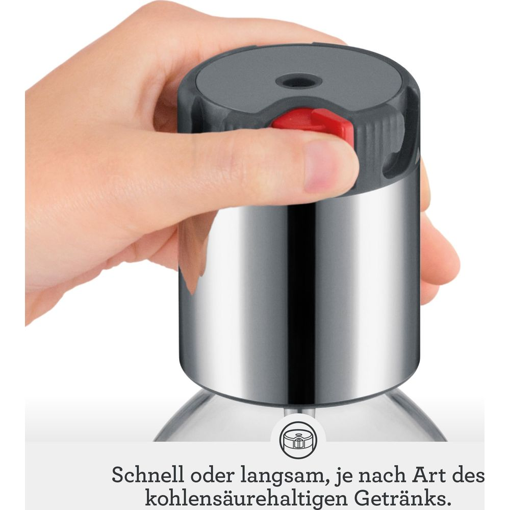 Eine Hand drückt einen roten Knopf auf einem silbernen und grauen Gerät.